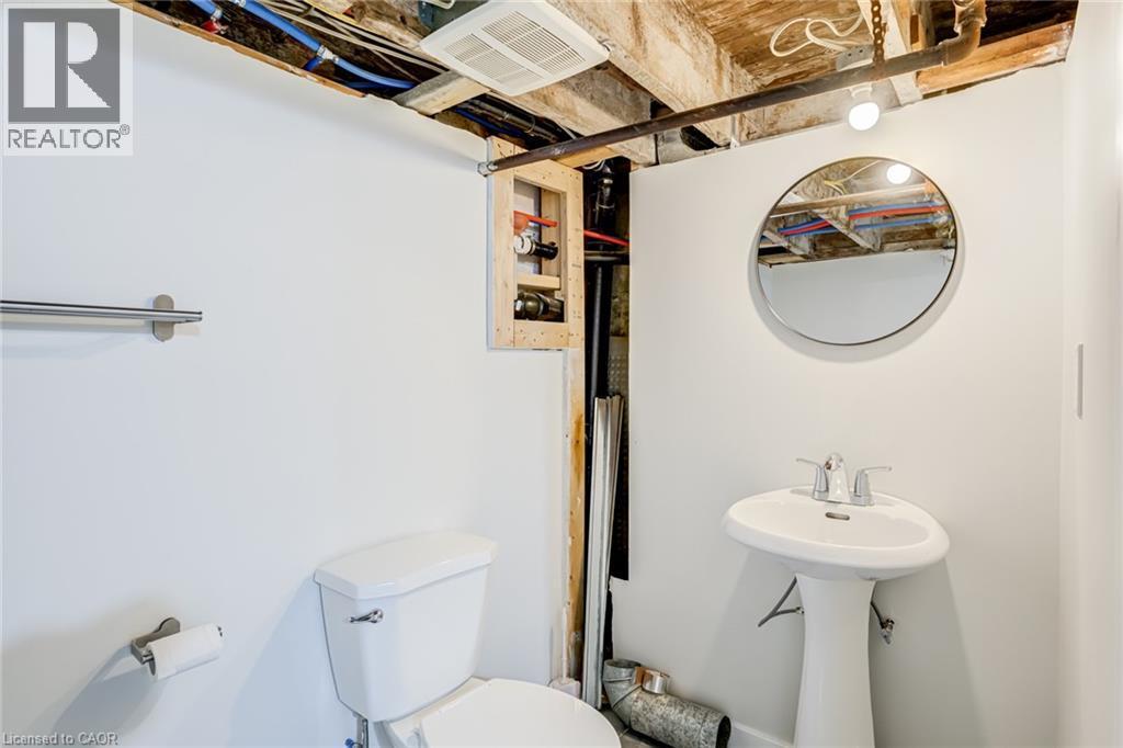 131 Park Row N, Hamilton, ON - Indoor Photo Showing Bathroom