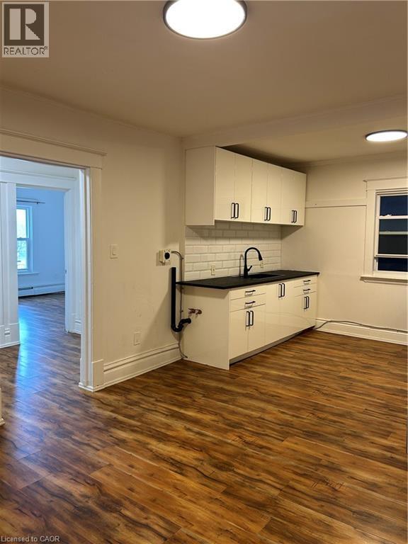 3 Balmoral Avenue S Unit# 2, Hamilton, ON - Indoor Photo Showing Kitchen