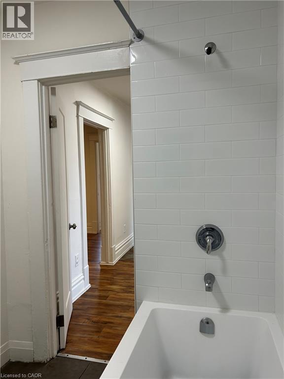 3 Balmoral Avenue S Unit# 2, Hamilton, ON - Indoor Photo Showing Bathroom