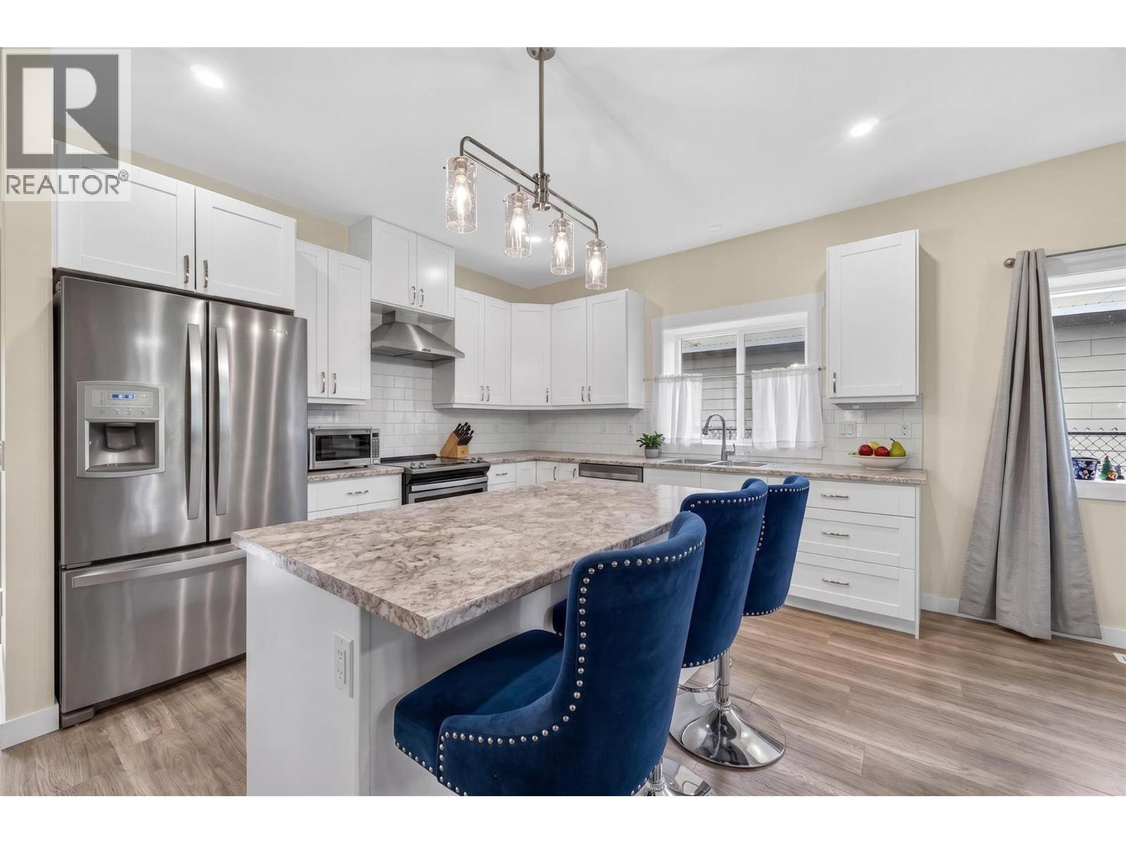 1123 Willow Row, Sicamous, BC - Indoor Photo Showing Kitchen With Upgraded Kitchen
