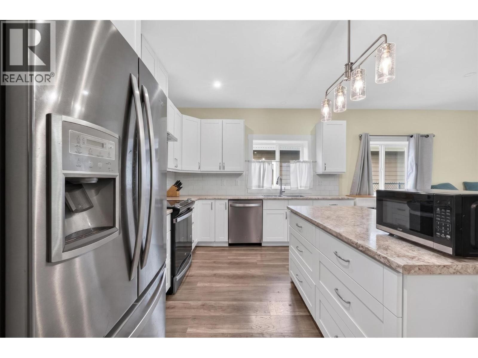 1123 Willow Row, Sicamous, BC - Indoor Photo Showing Kitchen With Upgraded Kitchen