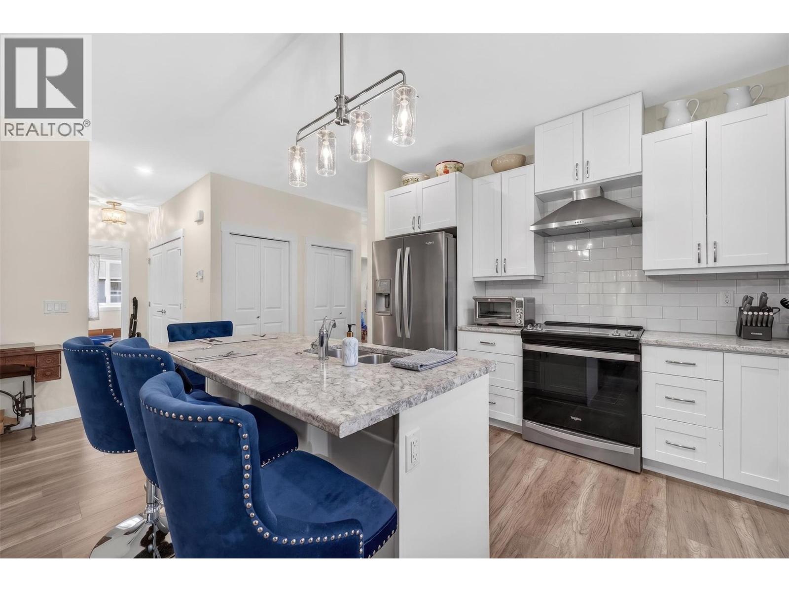 1123 Willow Row, Sicamous, BC - Indoor Photo Showing Kitchen With Upgraded Kitchen