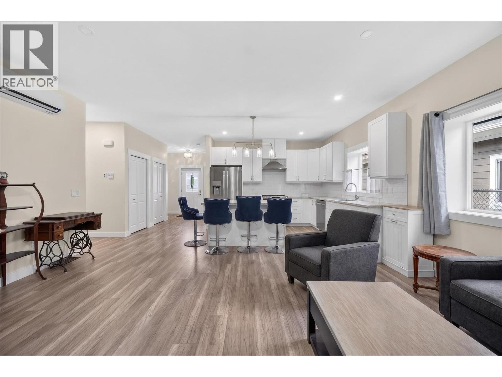 1123 Willow Row, Sicamous, BC - Indoor Photo Showing Living Room