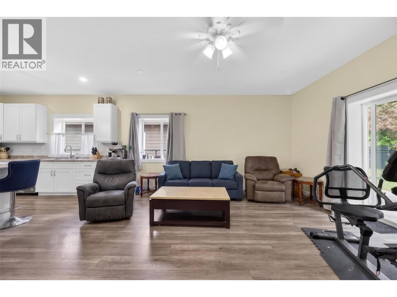 1123 Willow Row, Sicamous, BC - Indoor Photo Showing Living Room