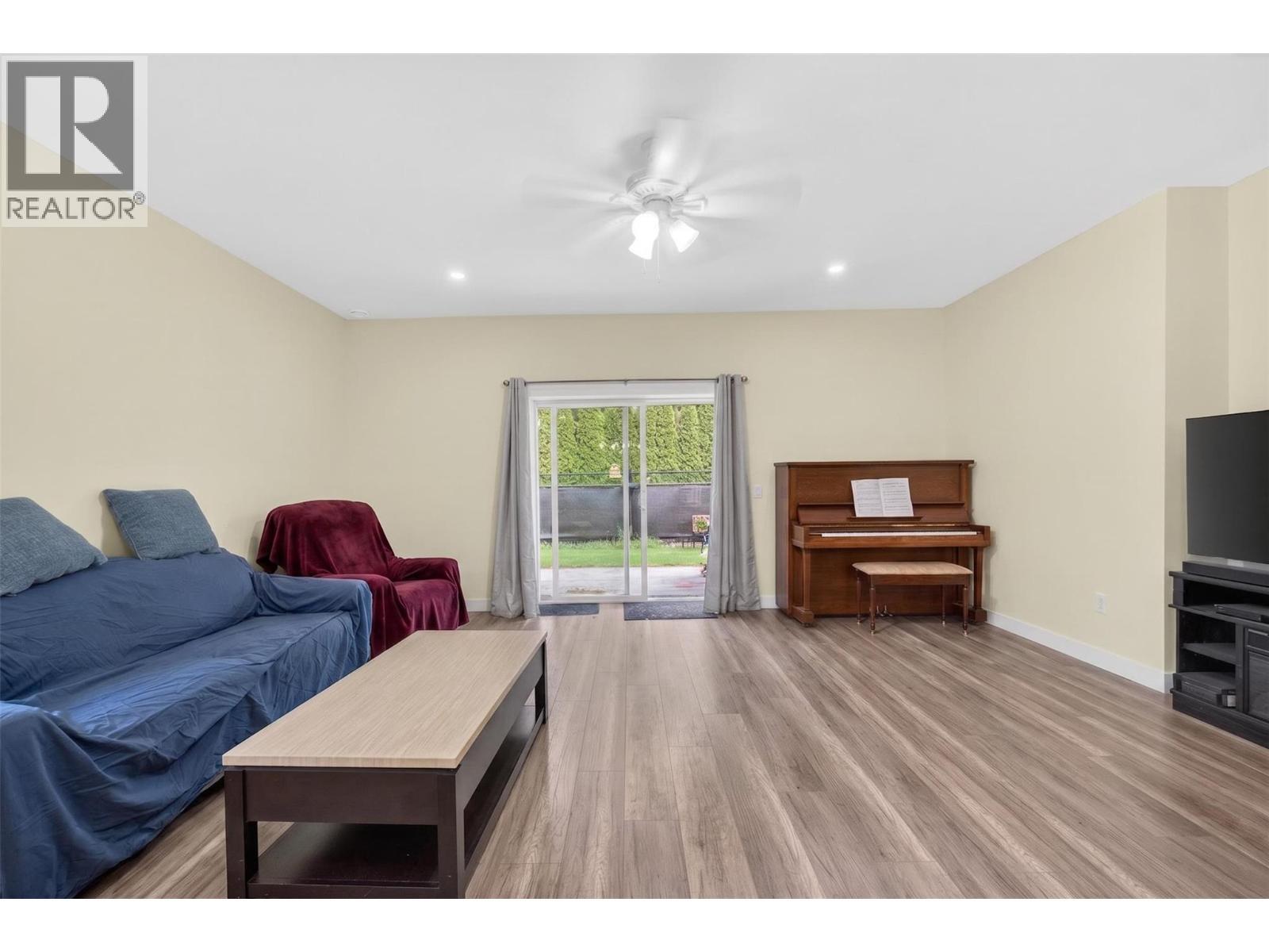 1123 Willow Row, Sicamous, BC - Indoor Photo Showing Living Room