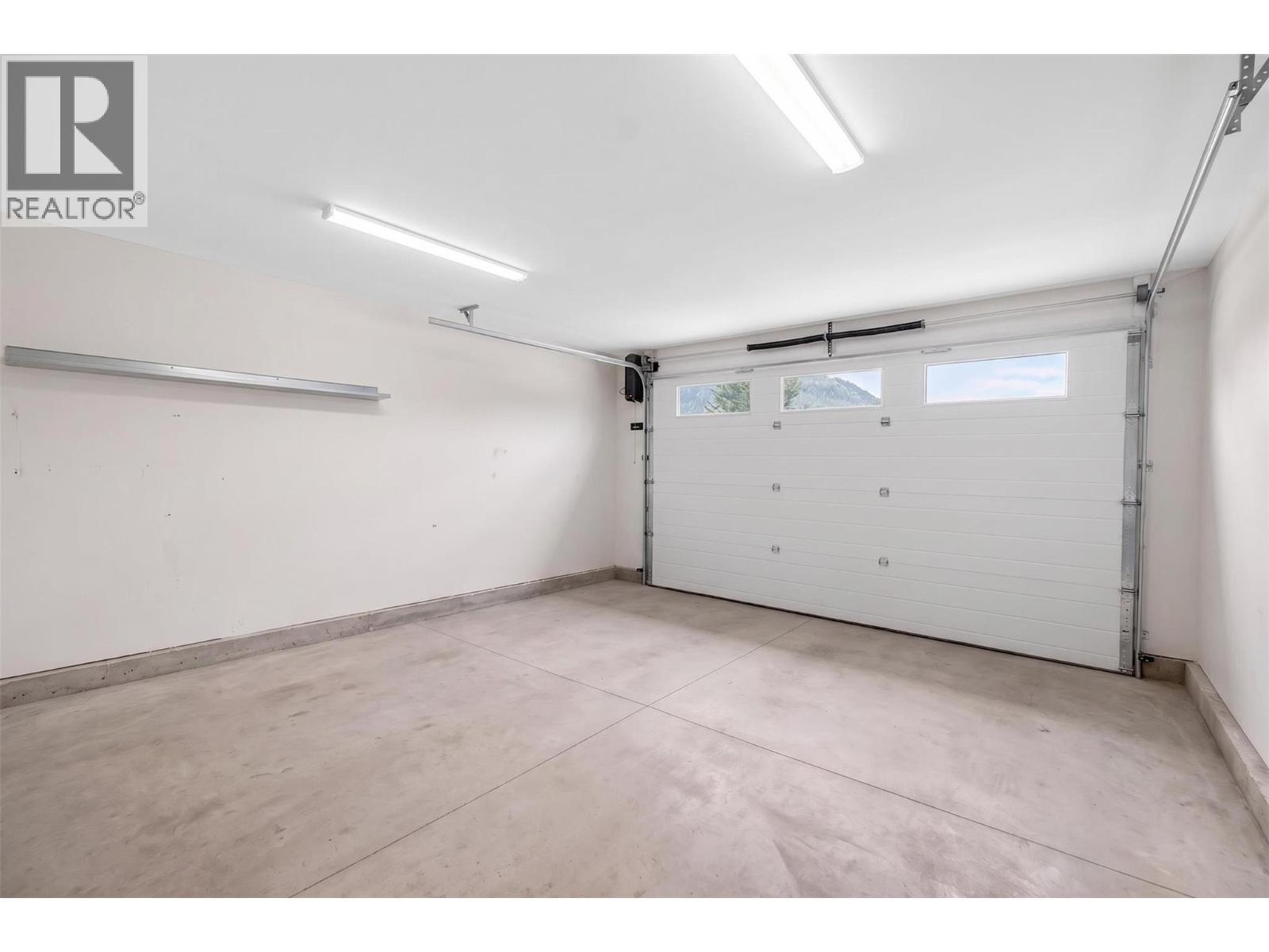 1123 Willow Row, Sicamous, BC - Indoor Photo Showing Garage