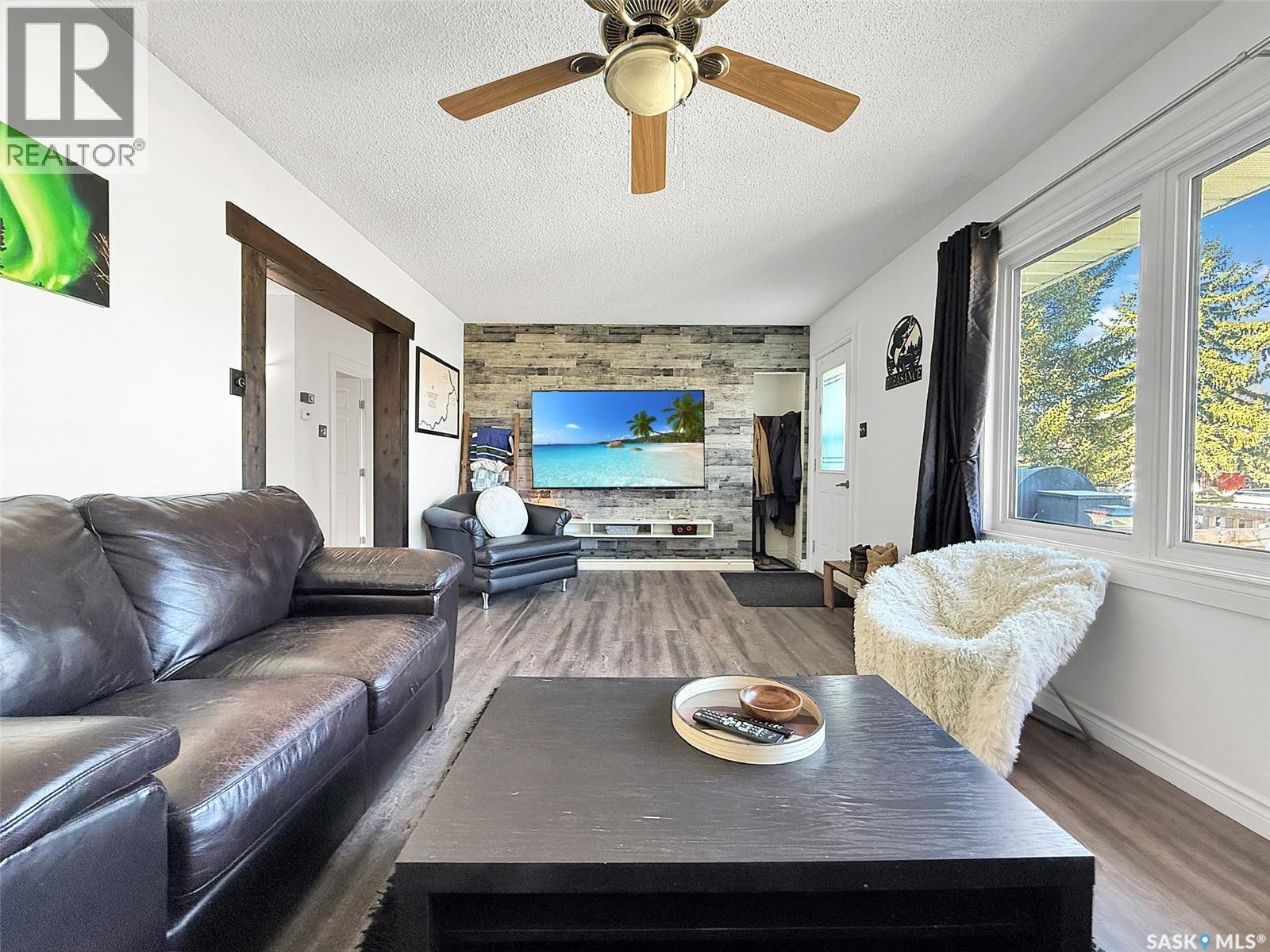 620 8Th Avenue Ne, Swift Current, SK - Indoor Photo Showing Living Room