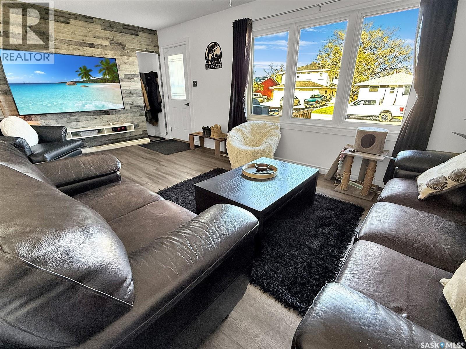 620 8Th Avenue Ne, Swift Current, SK - Indoor Photo Showing Living Room