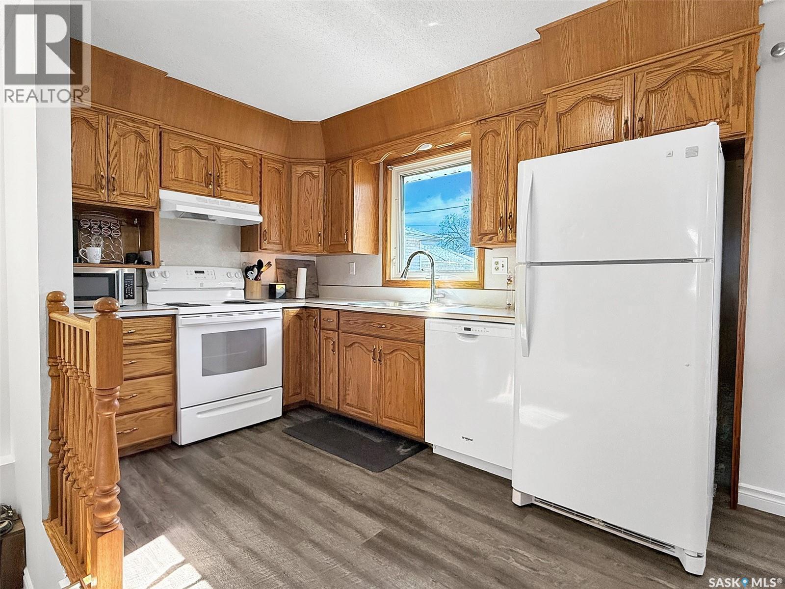 620 8Th Avenue Ne, Swift Current, SK - Indoor Photo Showing Kitchen