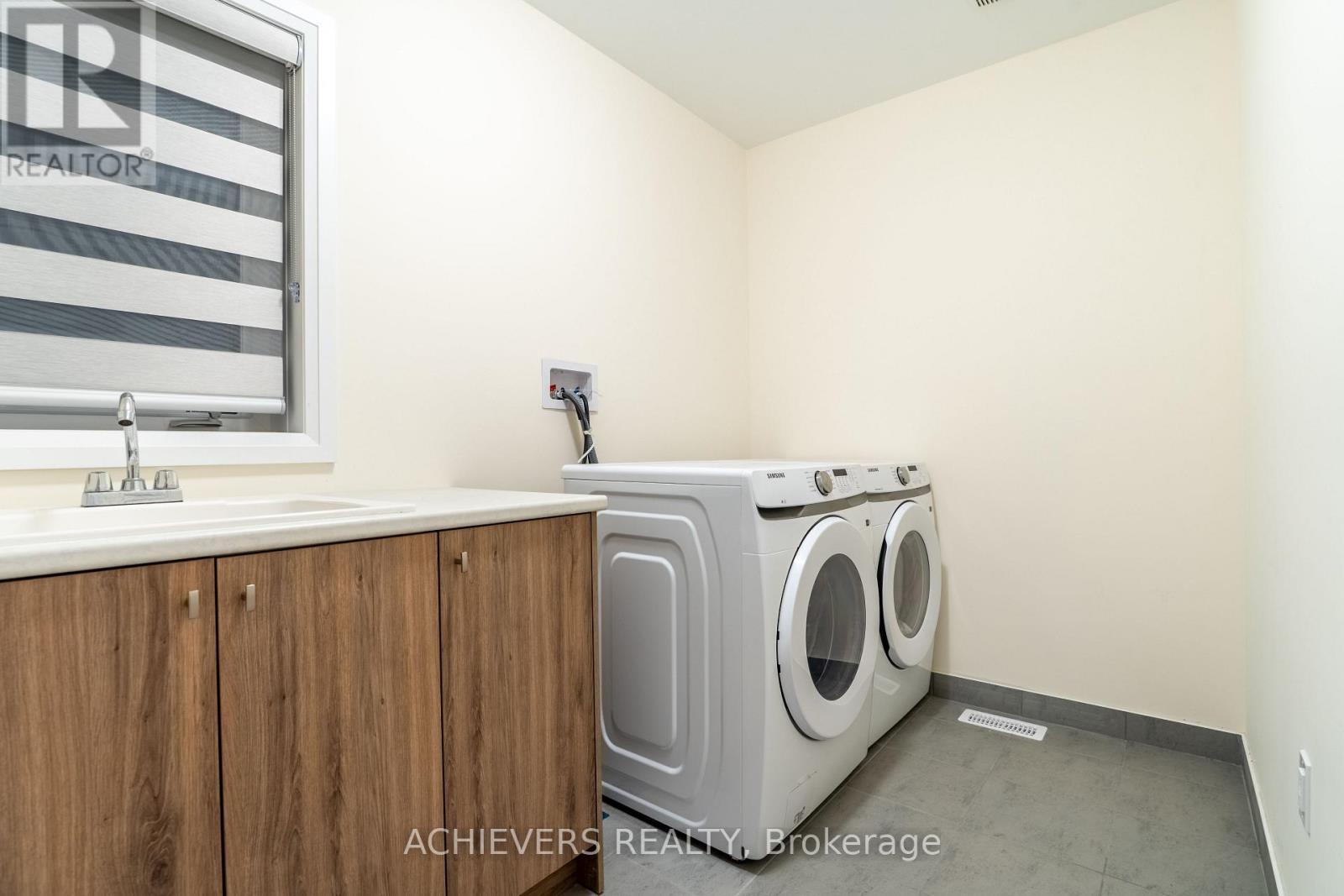 47 Daffodil Road, Springwater, ON - Indoor Photo Showing Laundry Room