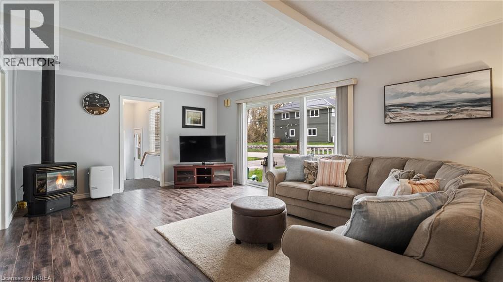 303 Cedar Drive, Turkey Point, ON - Indoor Photo Showing Living Room