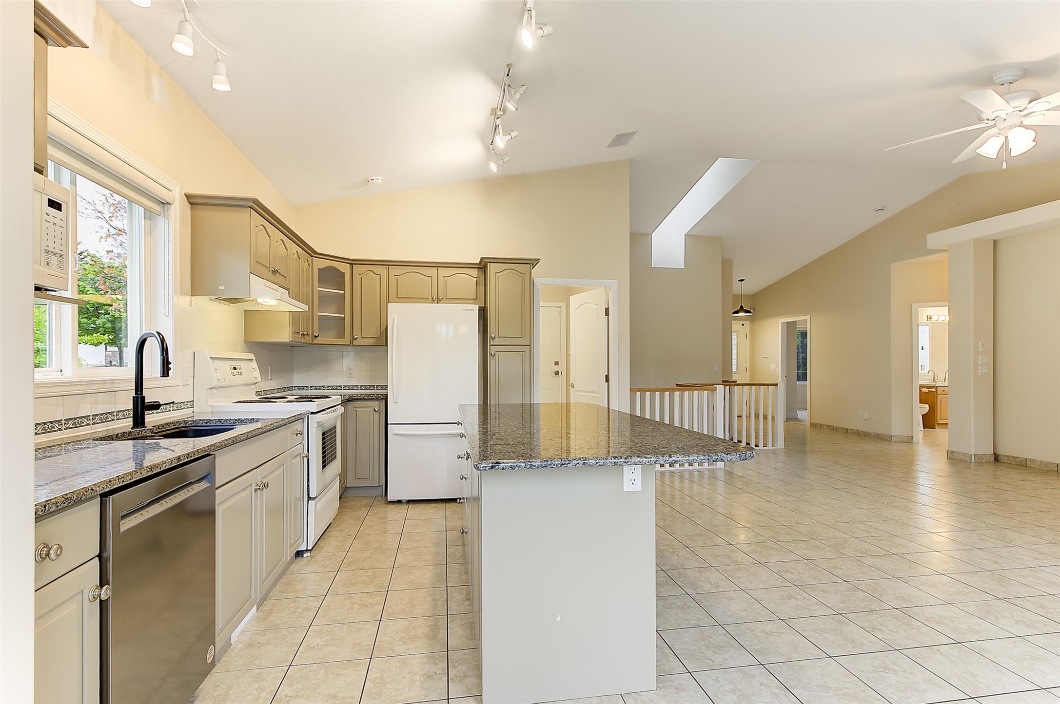 3244 Deer Ridge Court, West Kelowna, BC - Indoor Photo Showing Kitchen