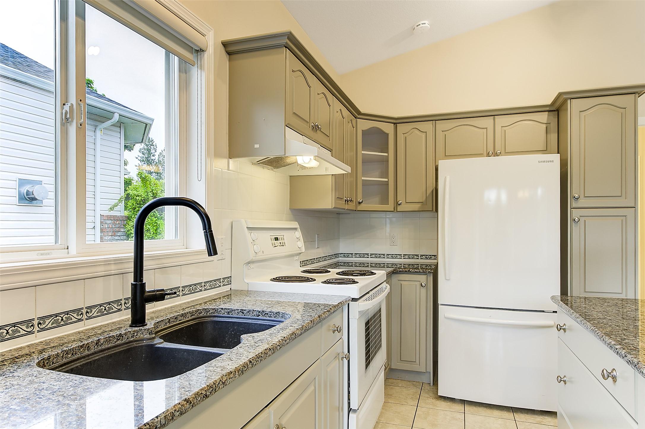 3244 Deer Ridge Court, West Kelowna, BC - Indoor Photo Showing Kitchen With Double Sink