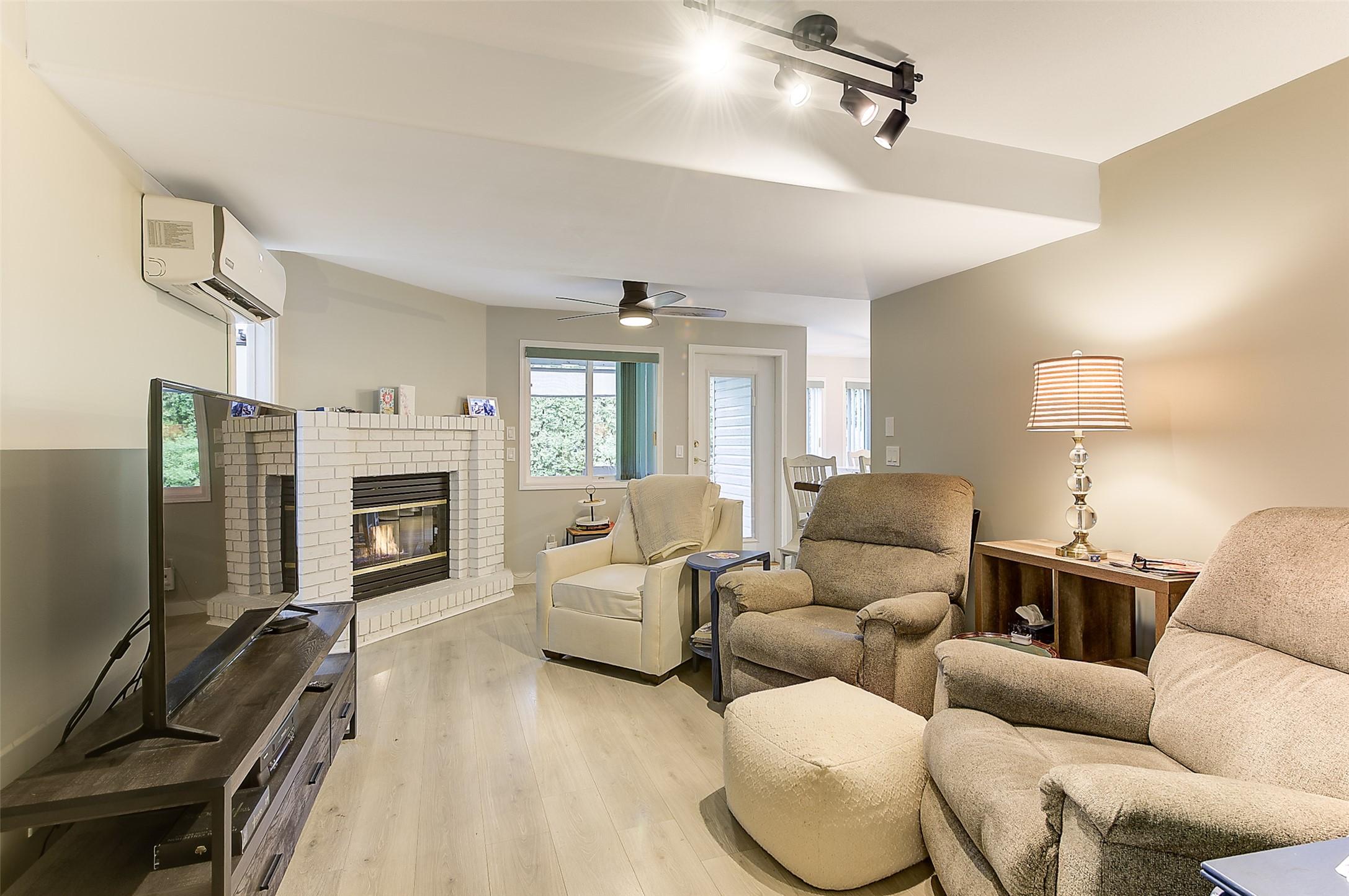 3244 Deer Ridge Court, West Kelowna, BC - Indoor Photo Showing Living Room With Fireplace