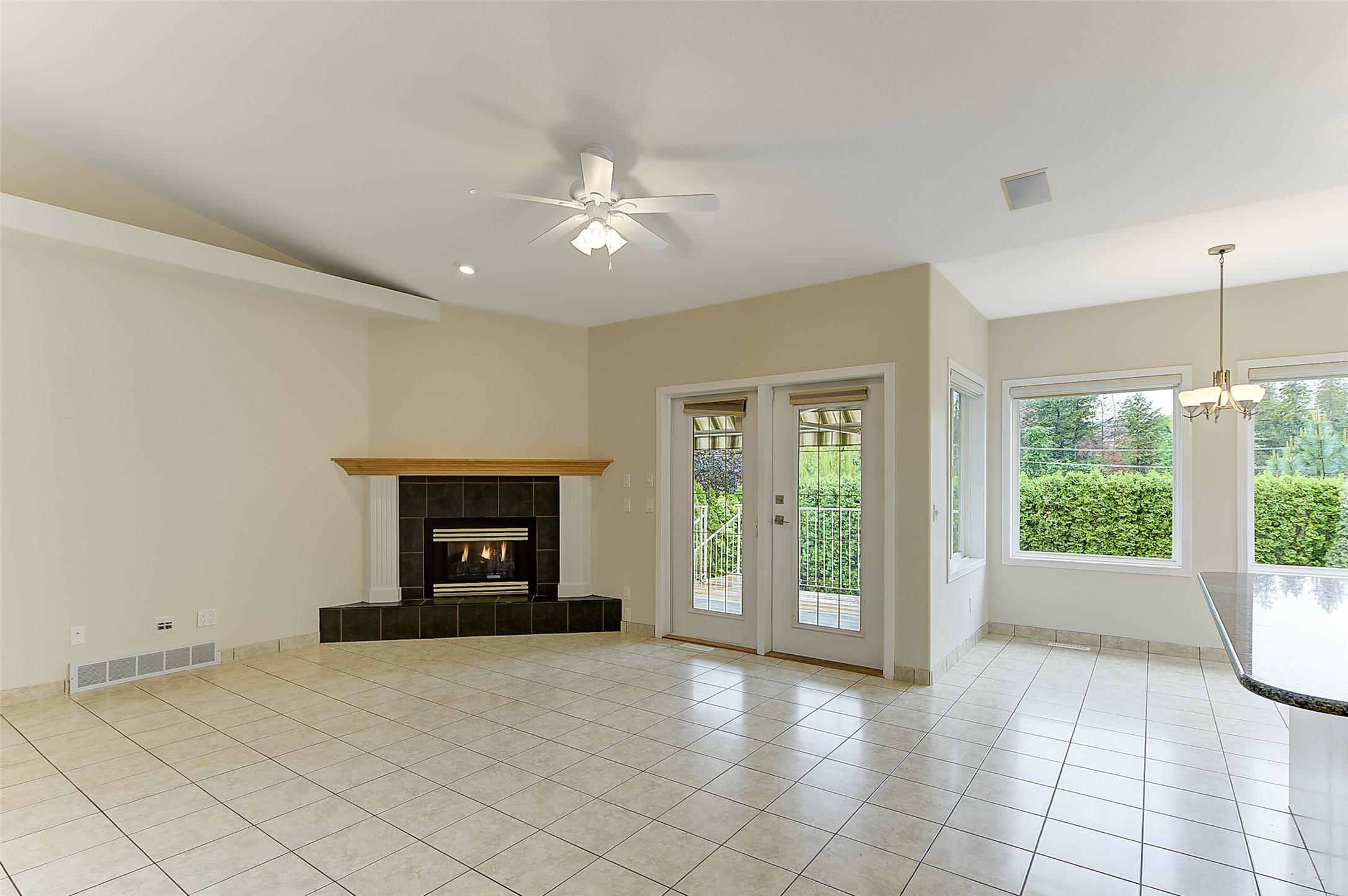 3244 Deer Ridge Court, West Kelowna, BC - Indoor Photo Showing Living Room With Fireplace