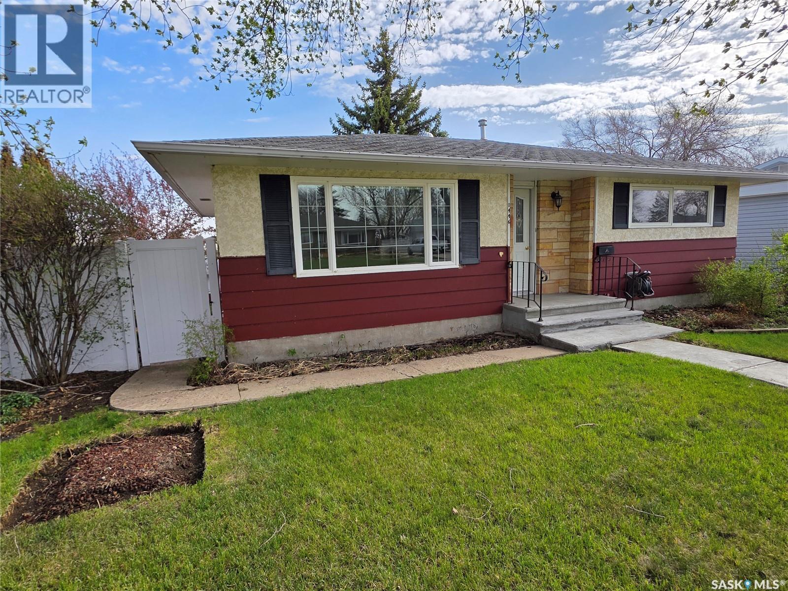 1446 Taylor Drive, Swift Current, SK - Outdoor
