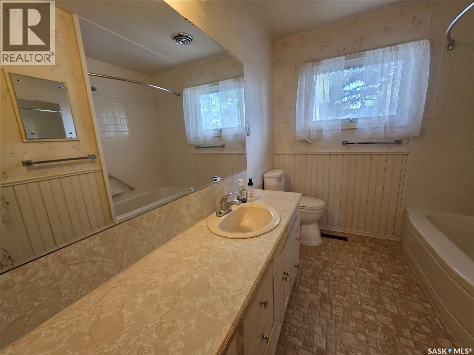 1446 Taylor Drive, Swift Current, SK - Indoor Photo Showing Bathroom