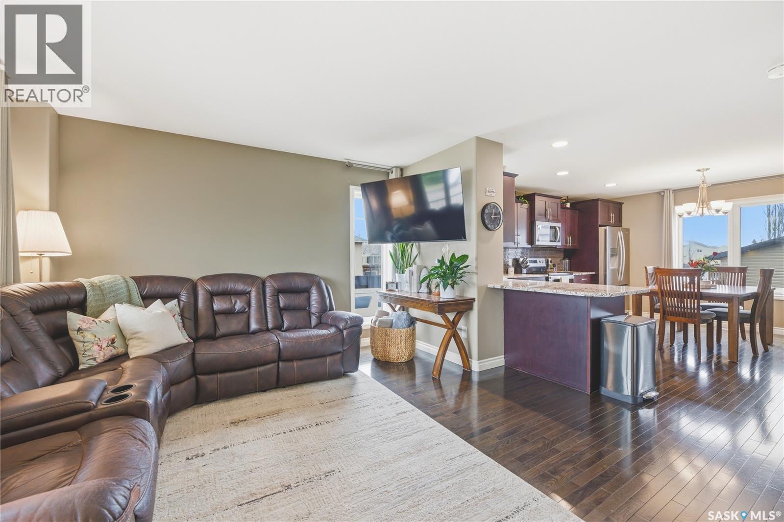 386 Levalley Cove, Saskatoon, SK - Indoor Photo Showing Living Room