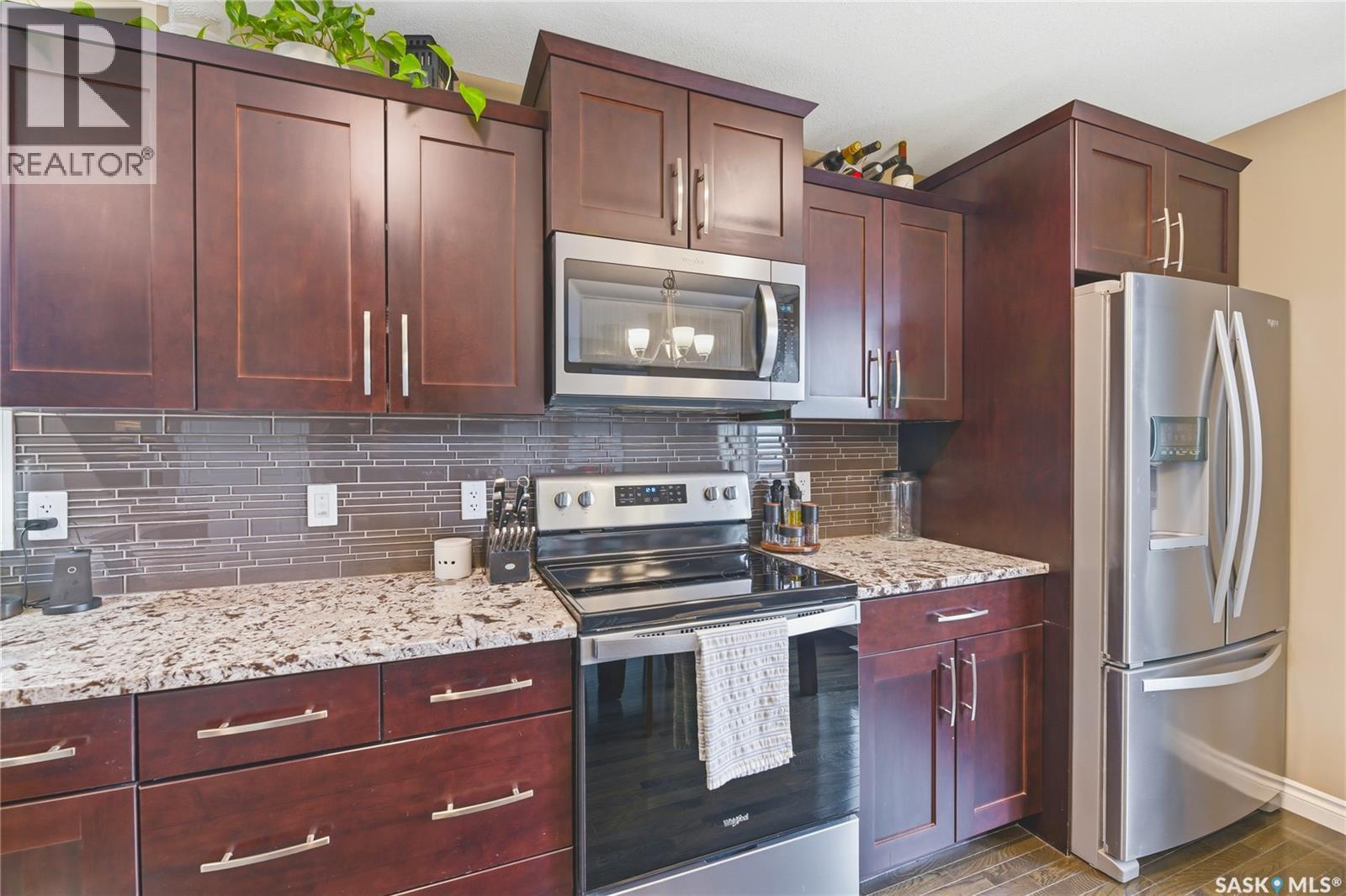 386 Levalley Cove, Saskatoon, SK - Indoor Photo Showing Kitchen With Upgraded Kitchen