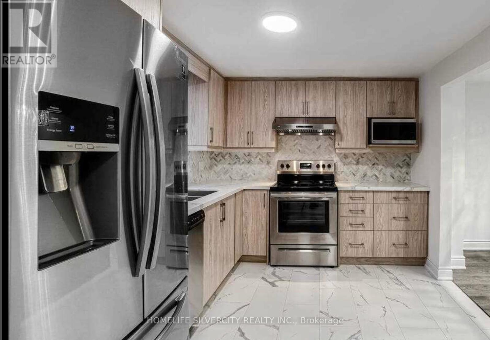 731 Elgin Street N, Cambridge, ON - Indoor Photo Showing Kitchen With Stainless Steel Kitchen With Upgraded Kitchen