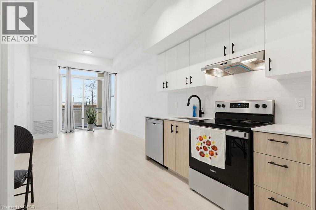 4878 Powers Common Unit# 123, Burlington, ON - Indoor Photo Showing Kitchen With Upgraded Kitchen