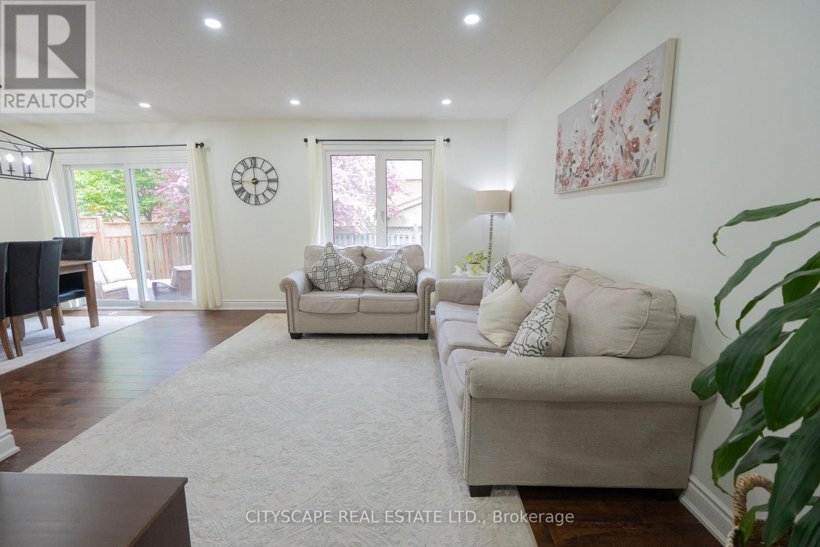 3912 Rushton Crescent, Mississauga, ON - Indoor Photo Showing Living Room