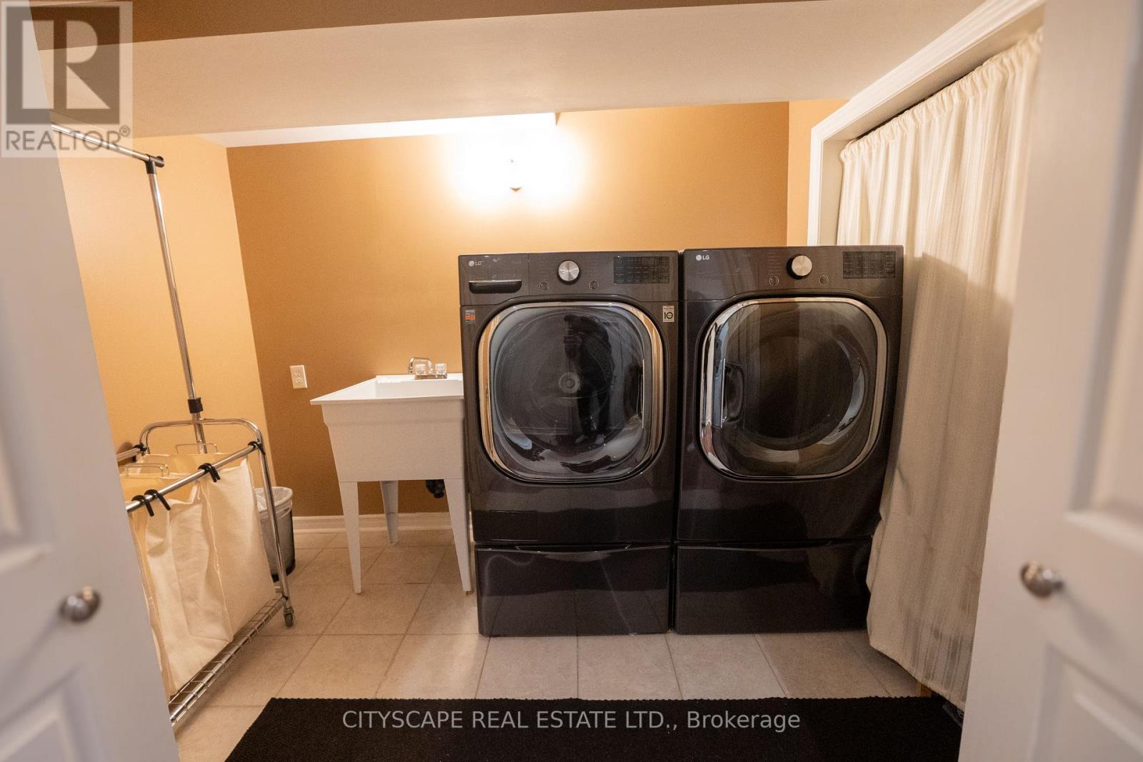 3912 Rushton Crescent, Mississauga, ON - Indoor Photo Showing Laundry Room