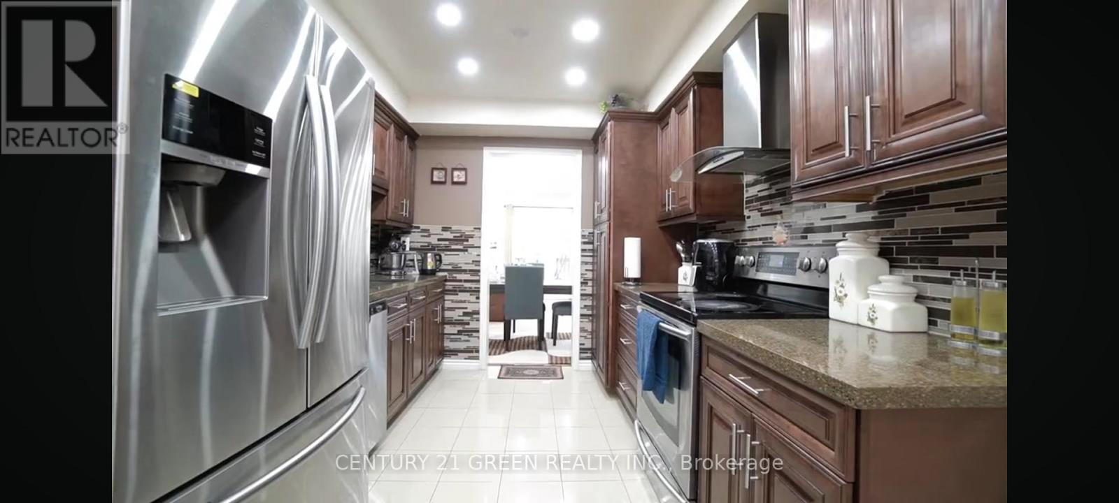 849 Millworks Crescent, Mississauga, ON - Indoor Photo Showing Kitchen With Upgraded Kitchen