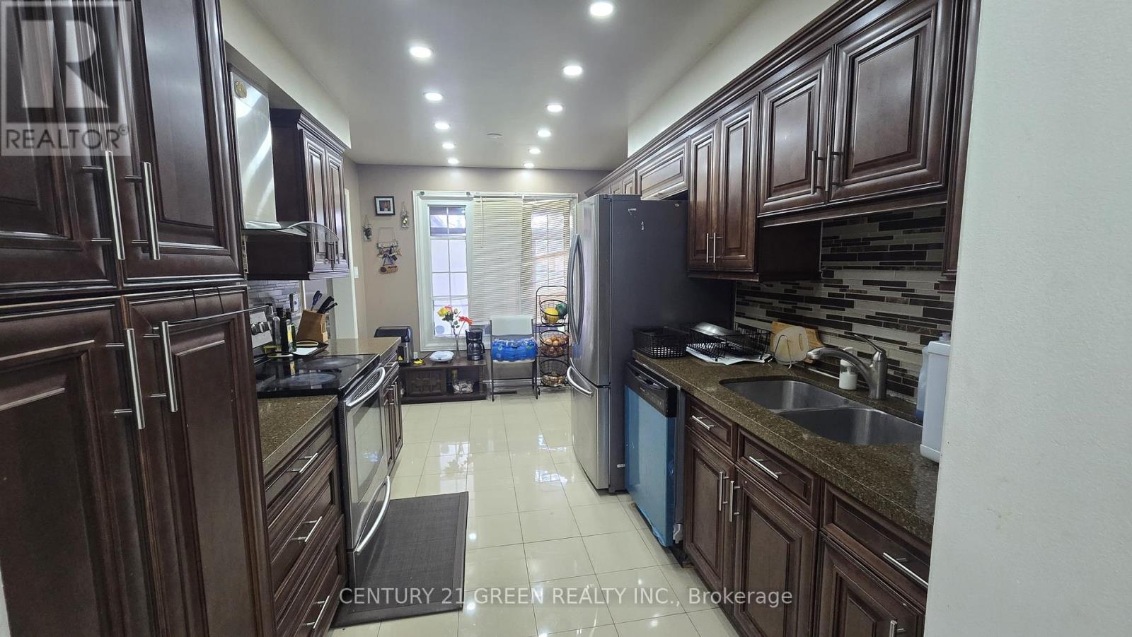849 Millworks Crescent, Mississauga, ON - Indoor Photo Showing Kitchen With Double Sink With Upgraded Kitchen