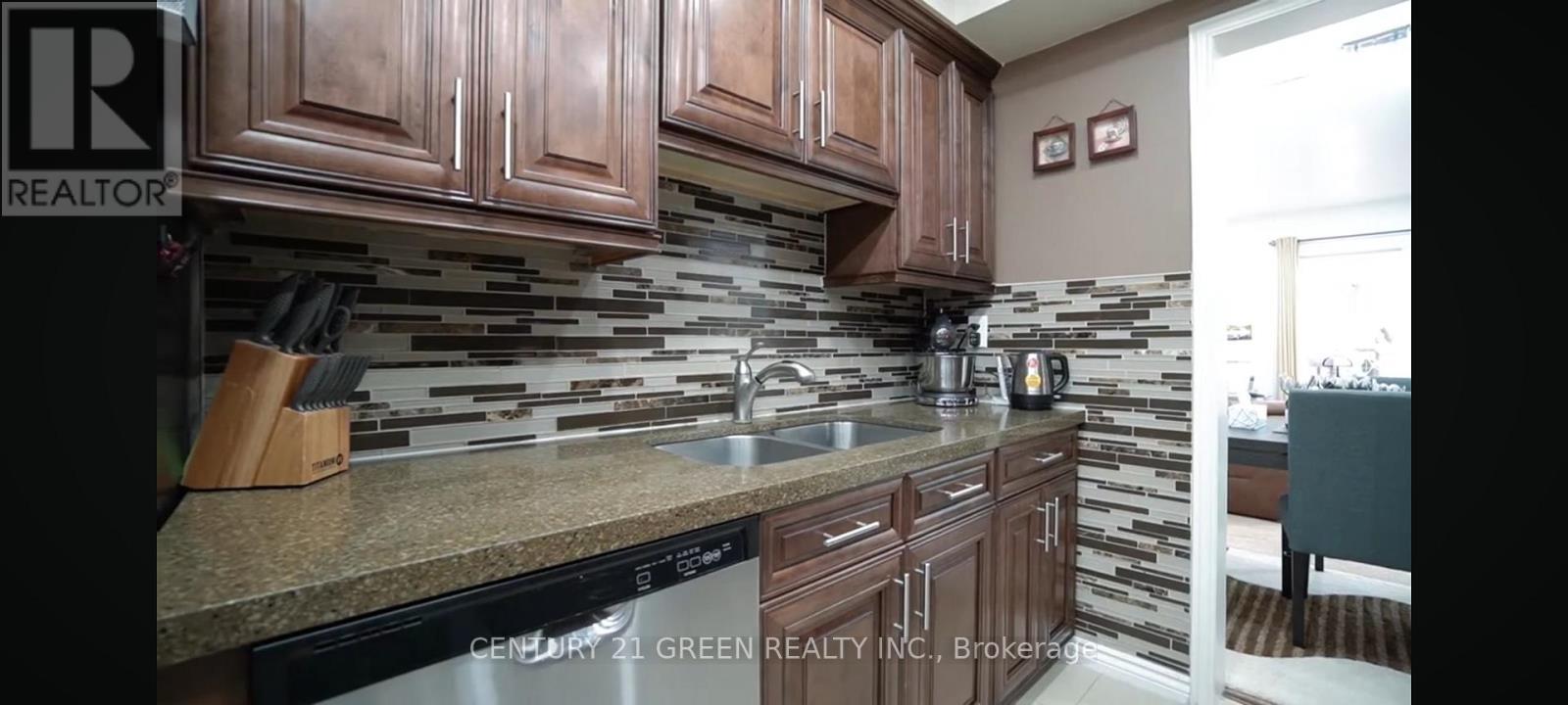 849 Millworks Crescent, Mississauga, ON - Indoor Photo Showing Kitchen With Double Sink