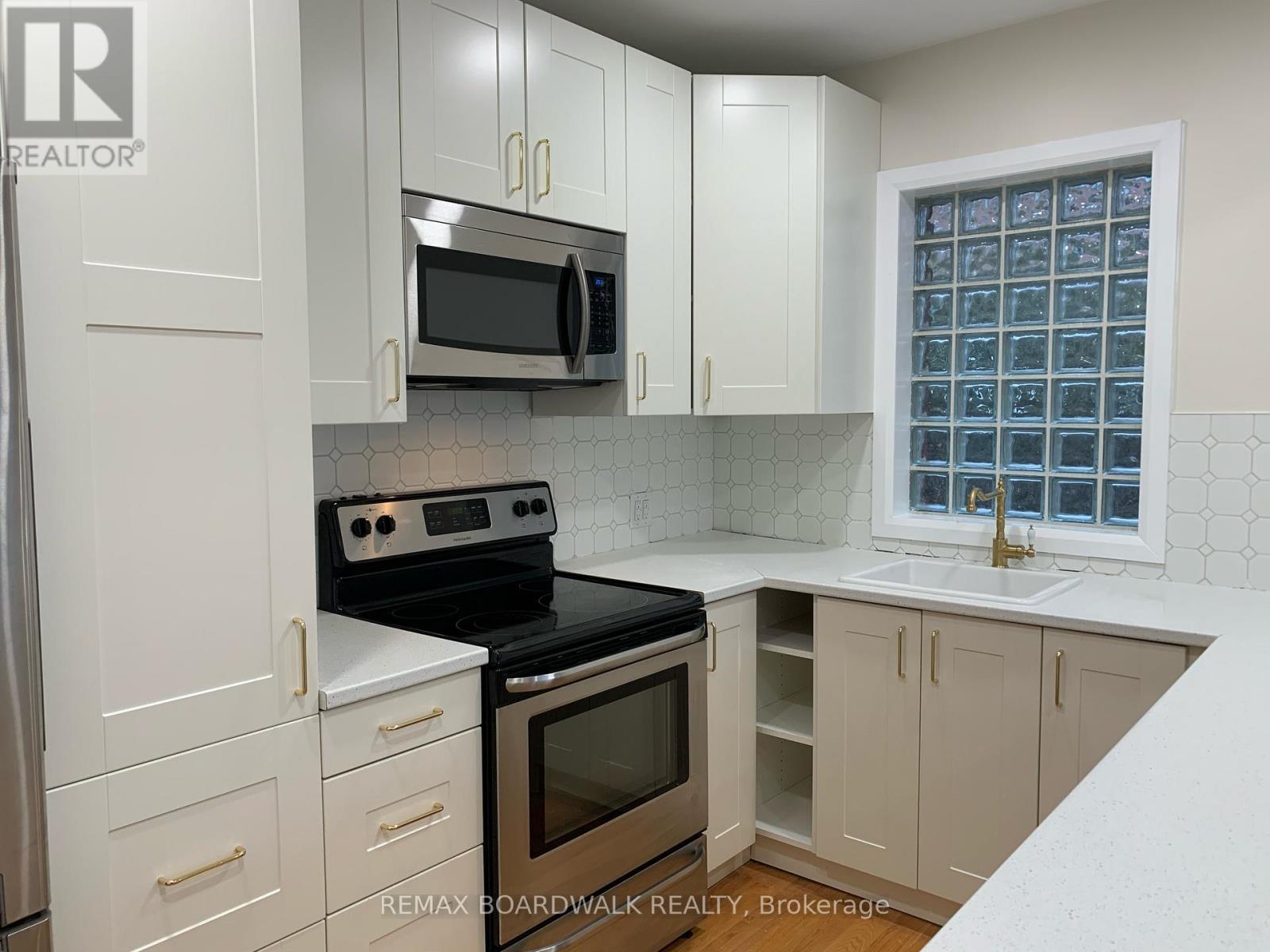 11 Kippewa Drive, Ottawa, ON - Indoor Photo Showing Kitchen With Upgraded Kitchen