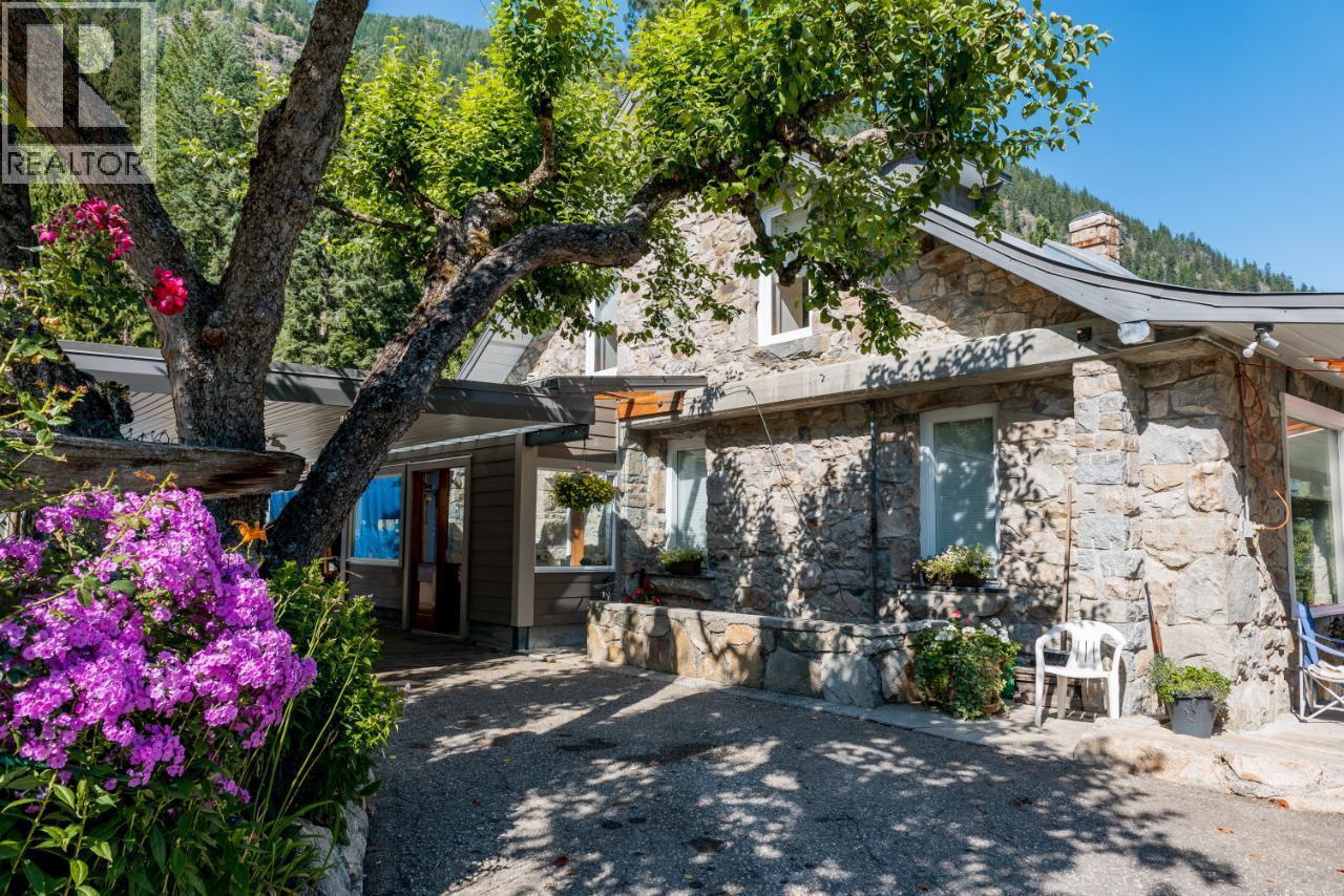 6302 Marsden Road, Nelson, BC - Outdoor