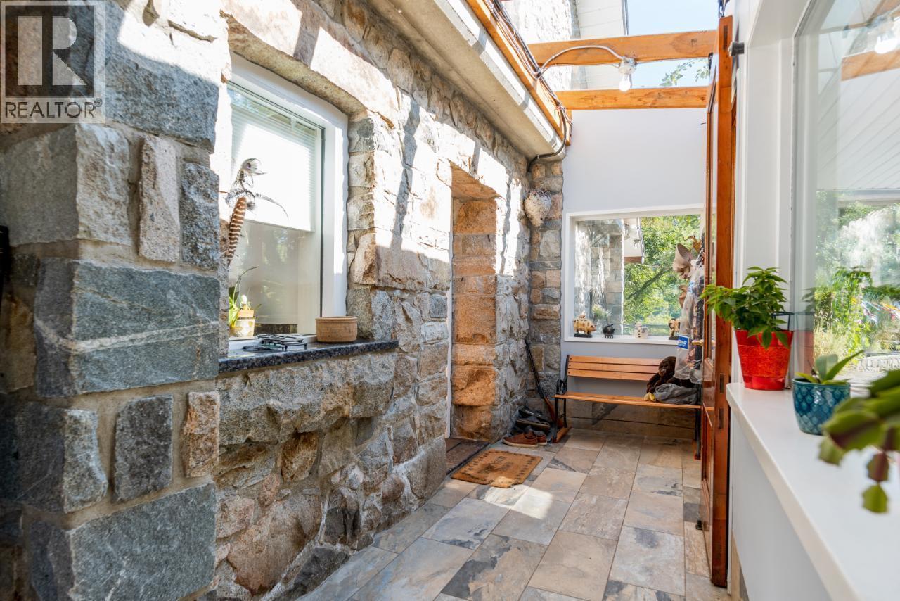 6302 Marsden Road, Nelson, BC - Indoor