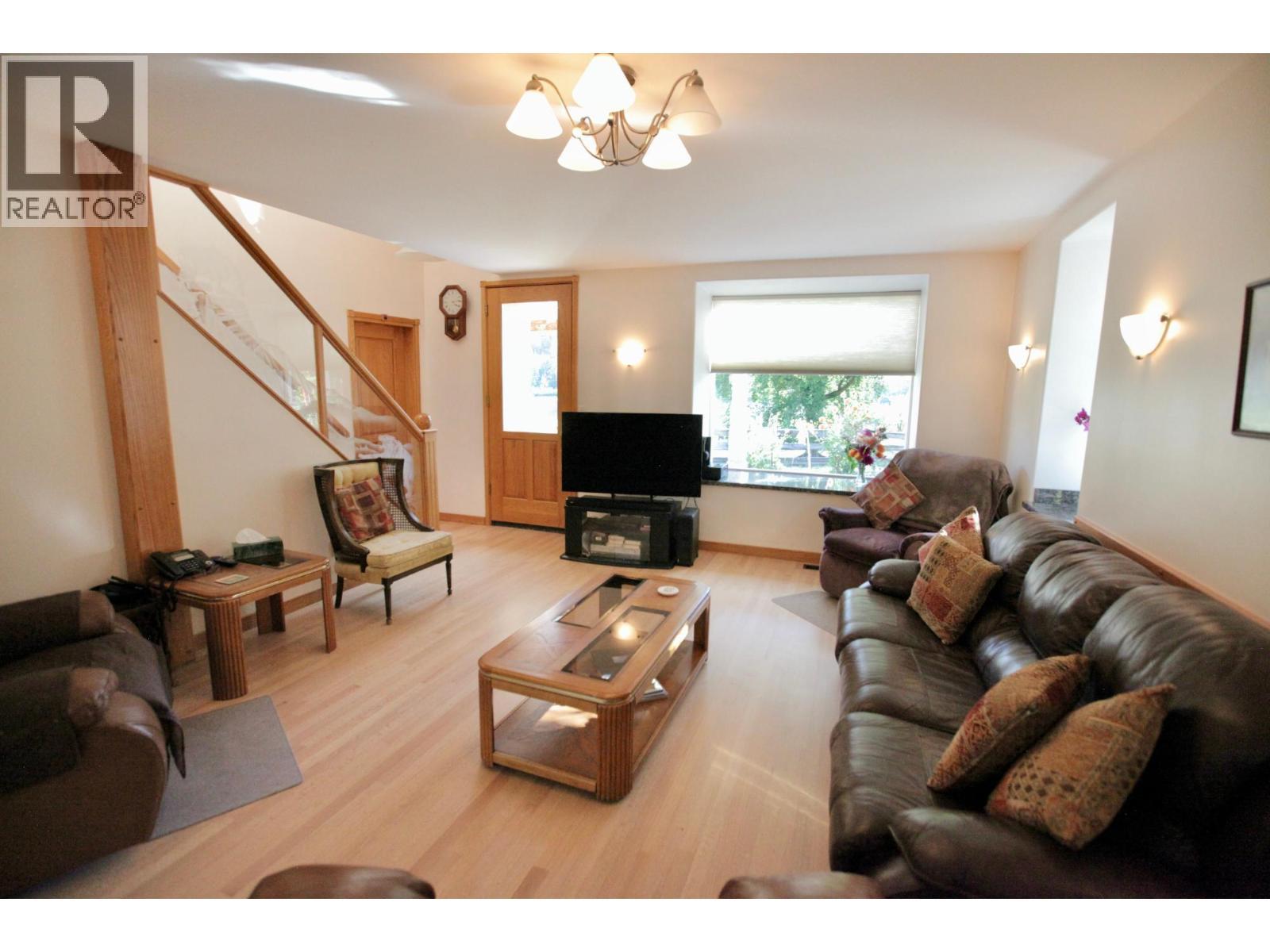 6302 Marsden Road, Nelson, BC - Indoor Photo Showing Living Room