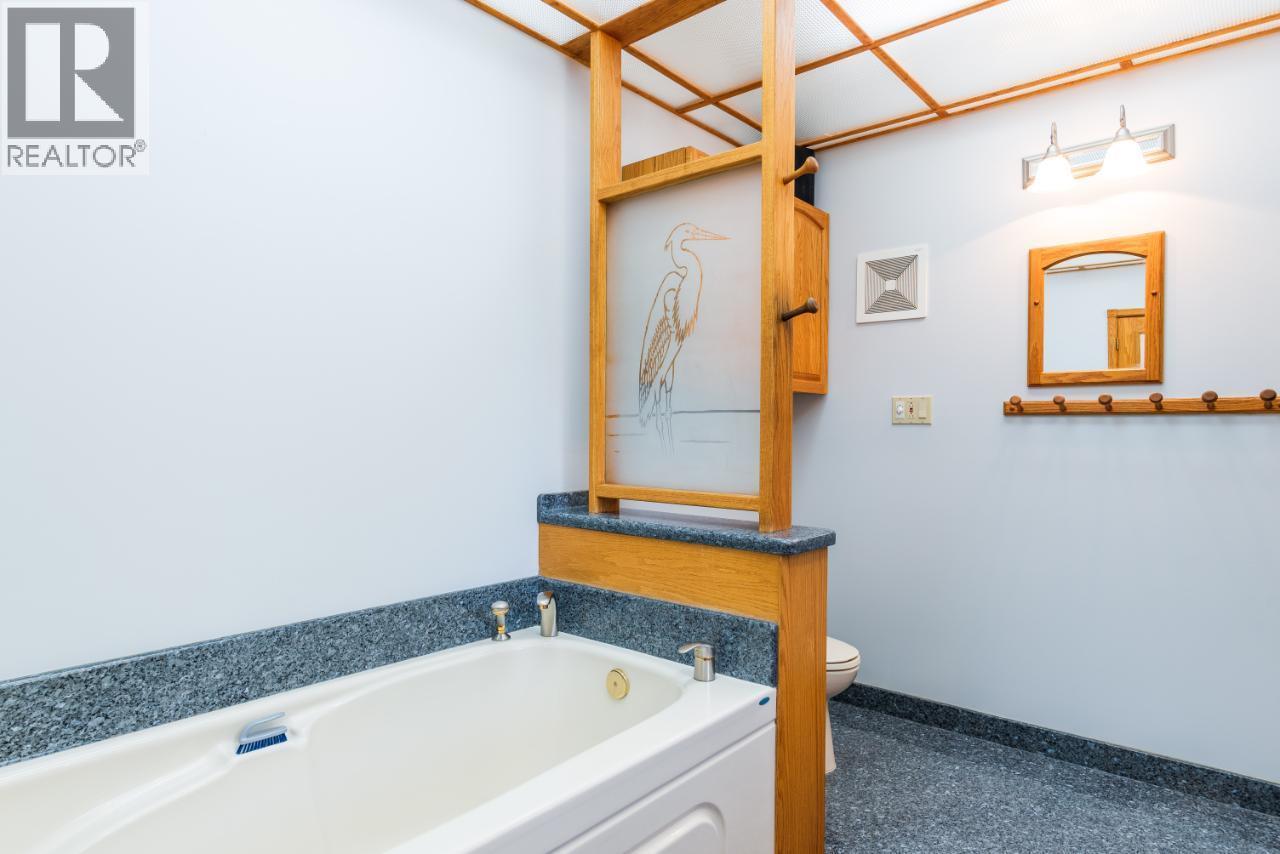 6302 Marsden Road, Nelson, BC - Indoor Photo Showing Bathroom