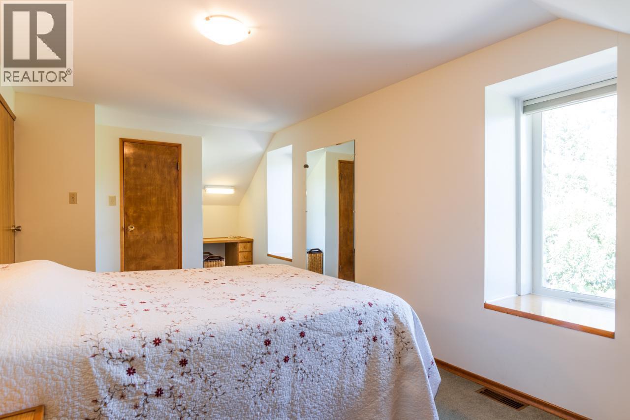 6302 Marsden Road, Nelson, BC - Indoor Photo Showing Bedroom