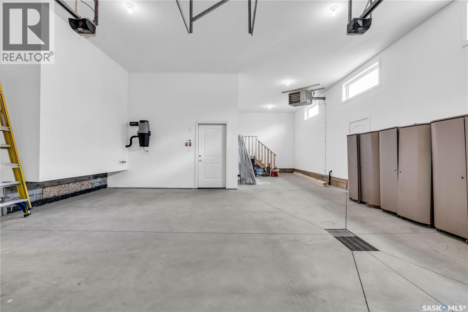 4204 Elderberry Crescent E, Regina, SK - Indoor Photo Showing Garage