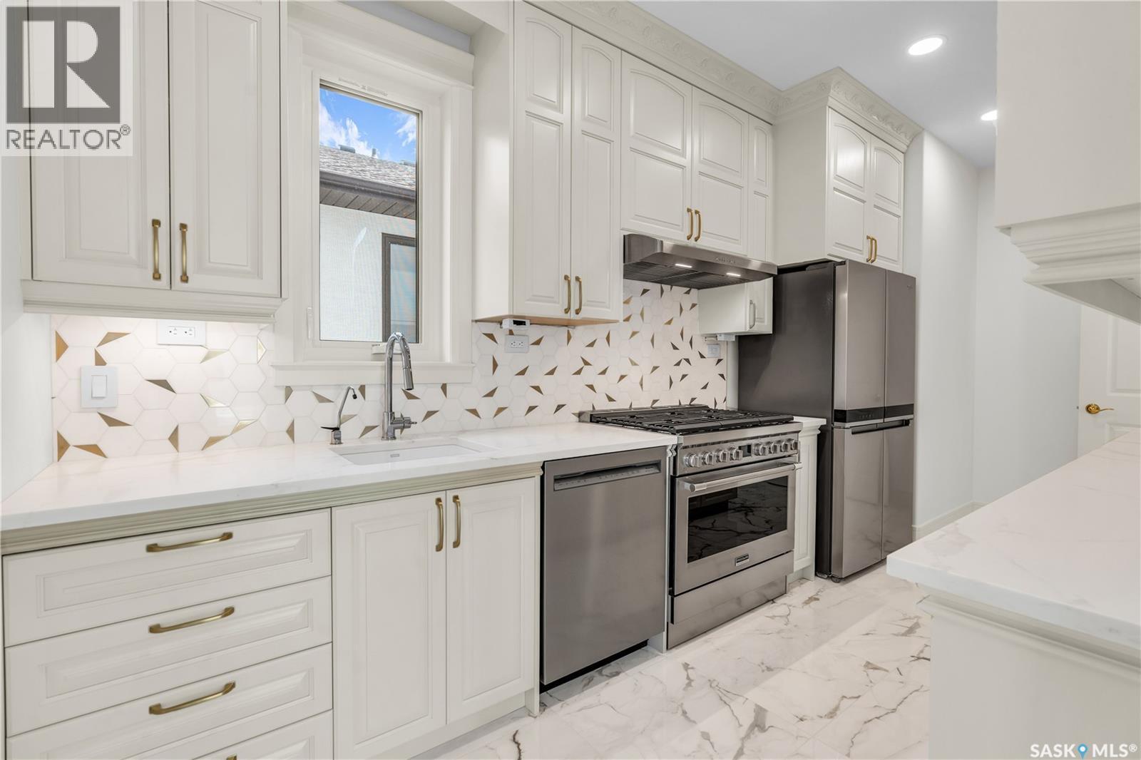 4204 Elderberry Crescent E, Regina, SK - Indoor Photo Showing Kitchen With Upgraded Kitchen