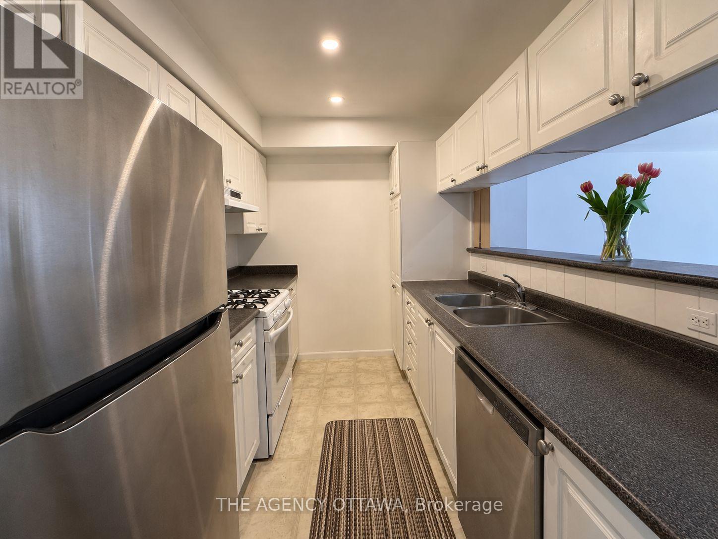 222 Freedom Private, Ottawa, ON - Indoor Photo Showing Kitchen With Double Sink