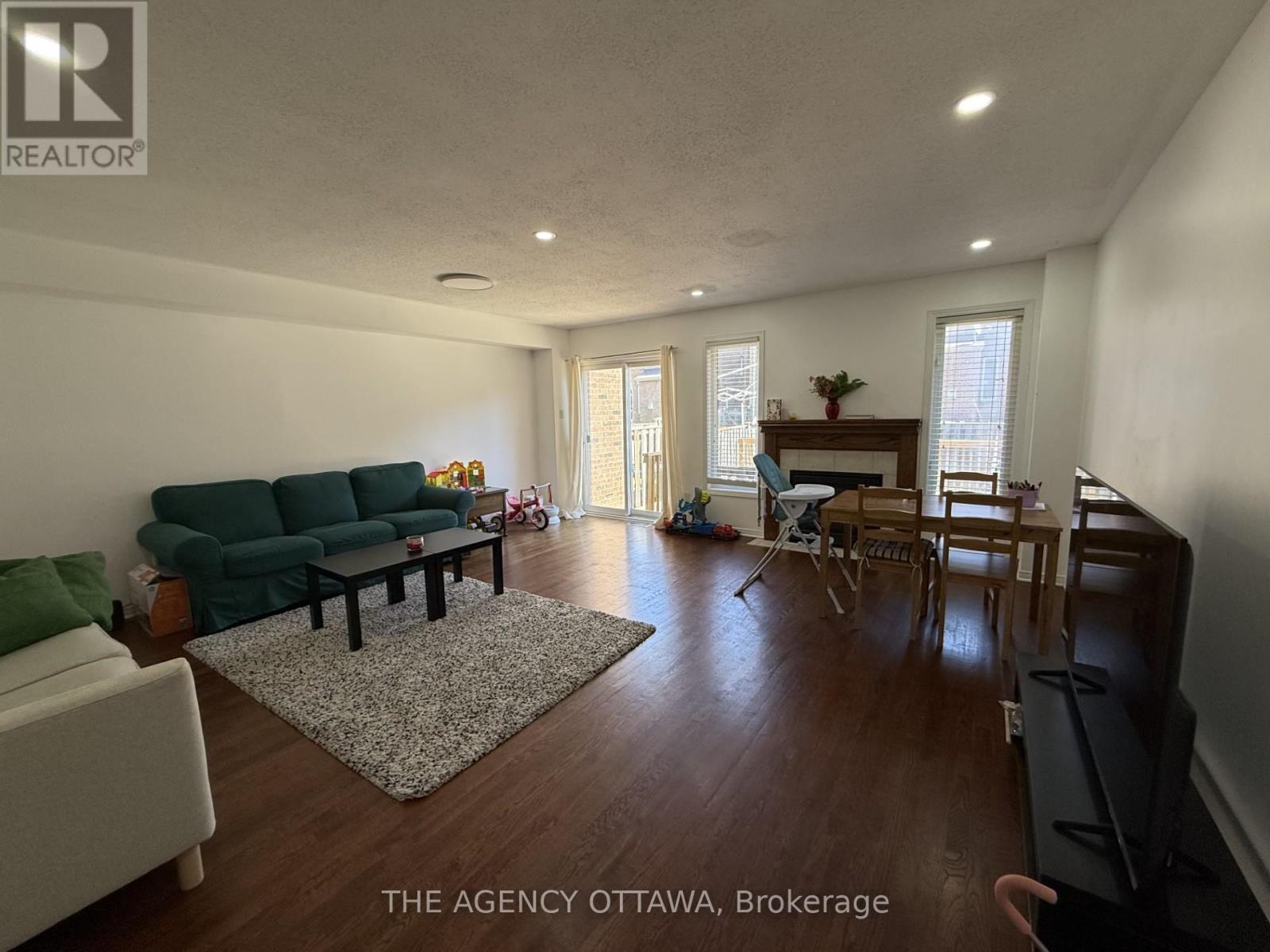 222 Freedom Private, Ottawa, ON - Indoor Photo Showing Living Room