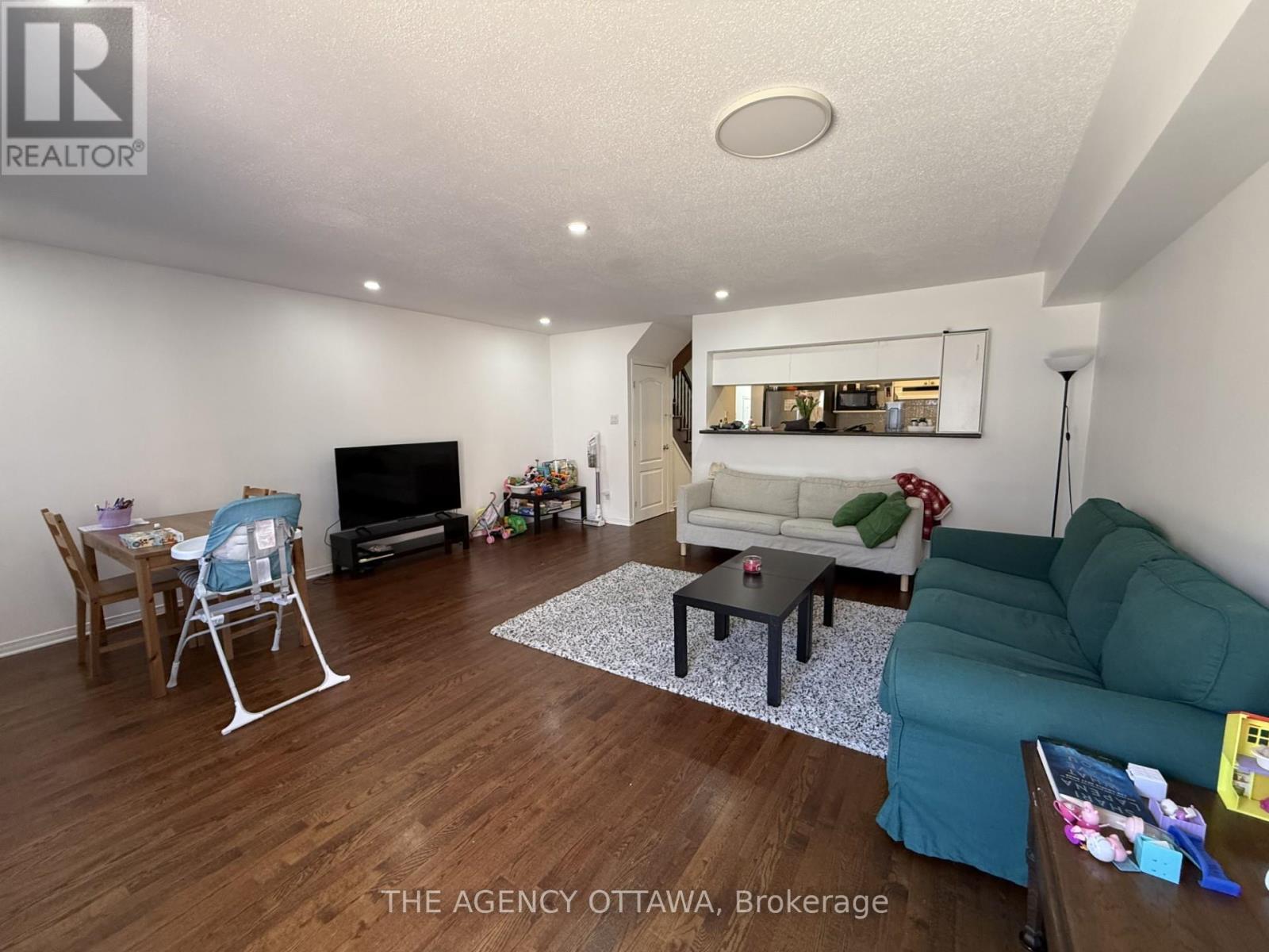 222 Freedom Private, Ottawa, ON - Indoor Photo Showing Living Room