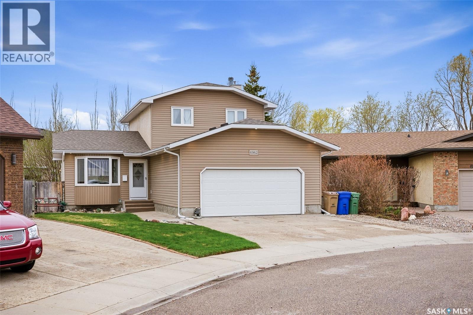 6962 Maple Brook Crescent, Regina, SK - Outdoor