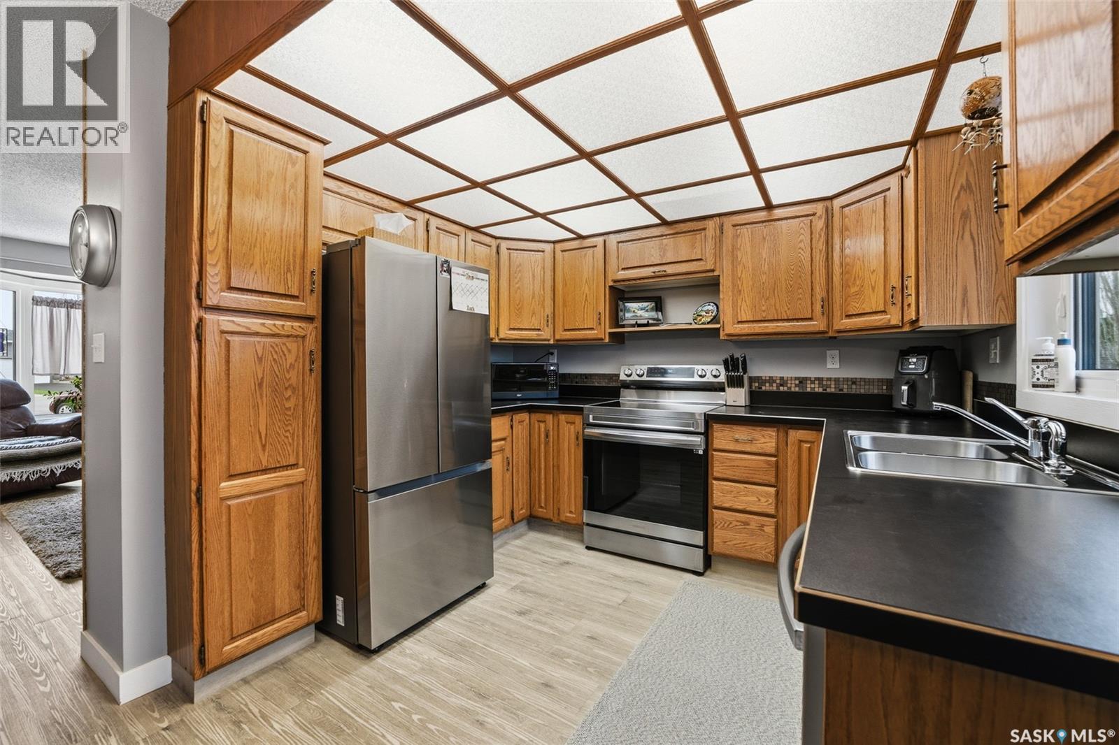 6962 Maple Brook Crescent, Regina, SK - Indoor Photo Showing Kitchen With Double Sink