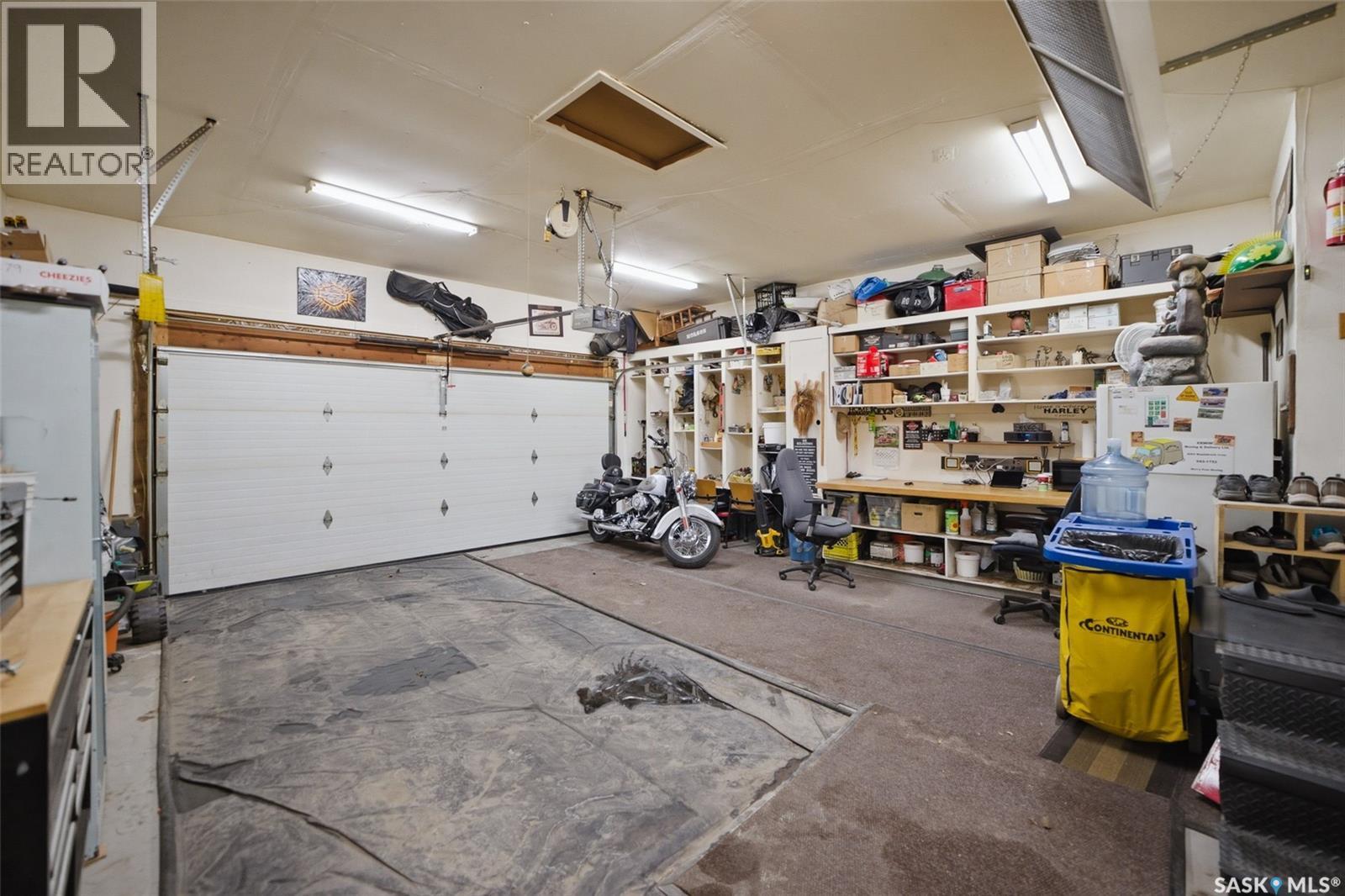 6962 Maple Brook Crescent, Regina, SK - Indoor Photo Showing Garage