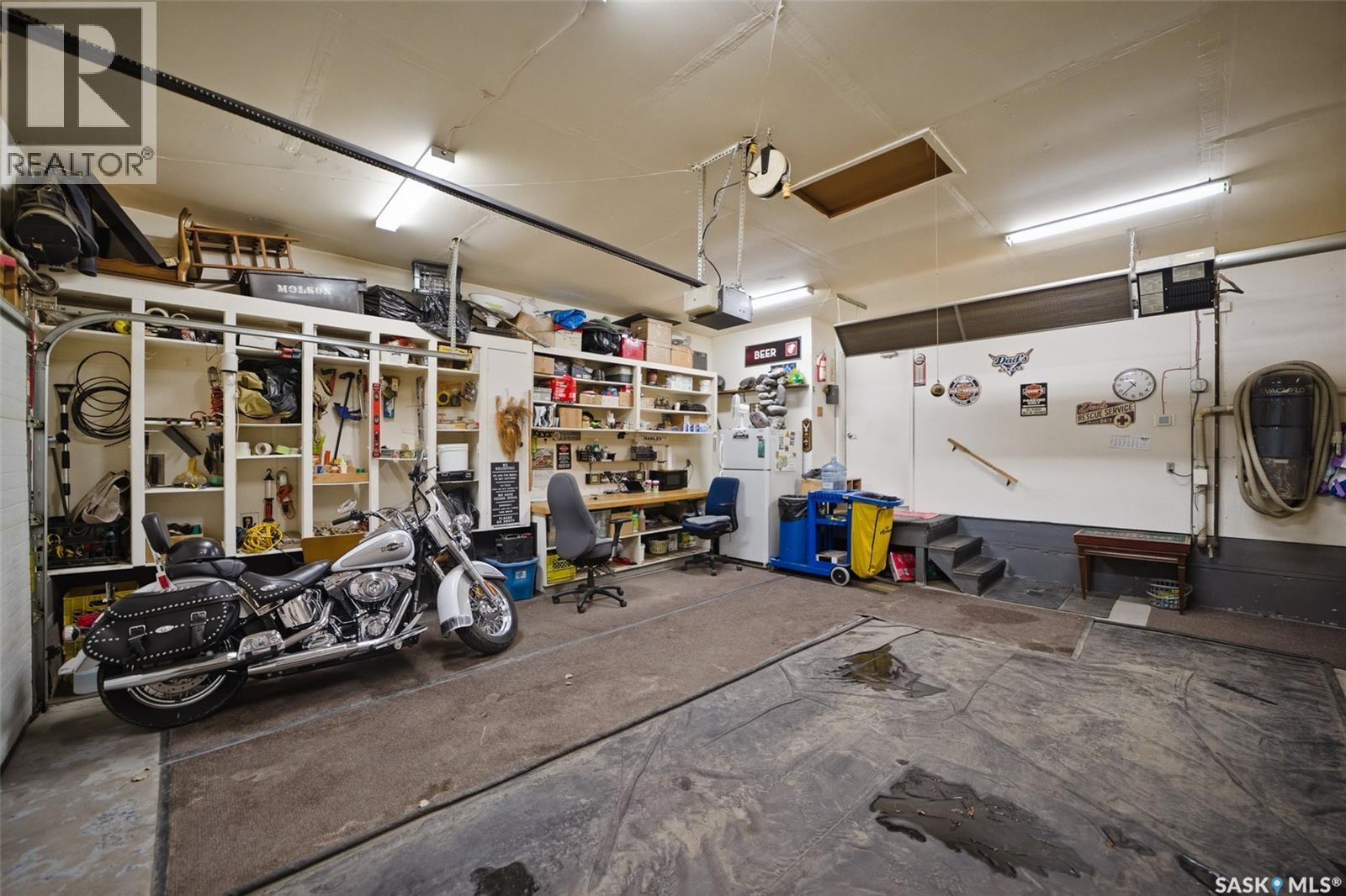 6962 Maple Brook Crescent, Regina, SK - Indoor Photo Showing Garage