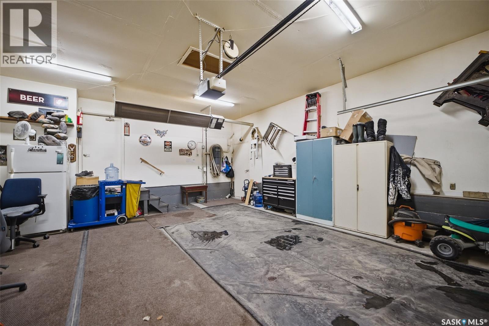6962 Maple Brook Crescent, Regina, SK - Indoor Photo Showing Garage