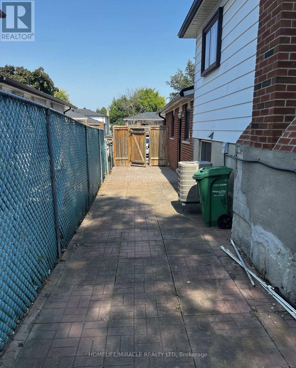 3453 Oakglade Crescent, Mississauga, ON - Outdoor