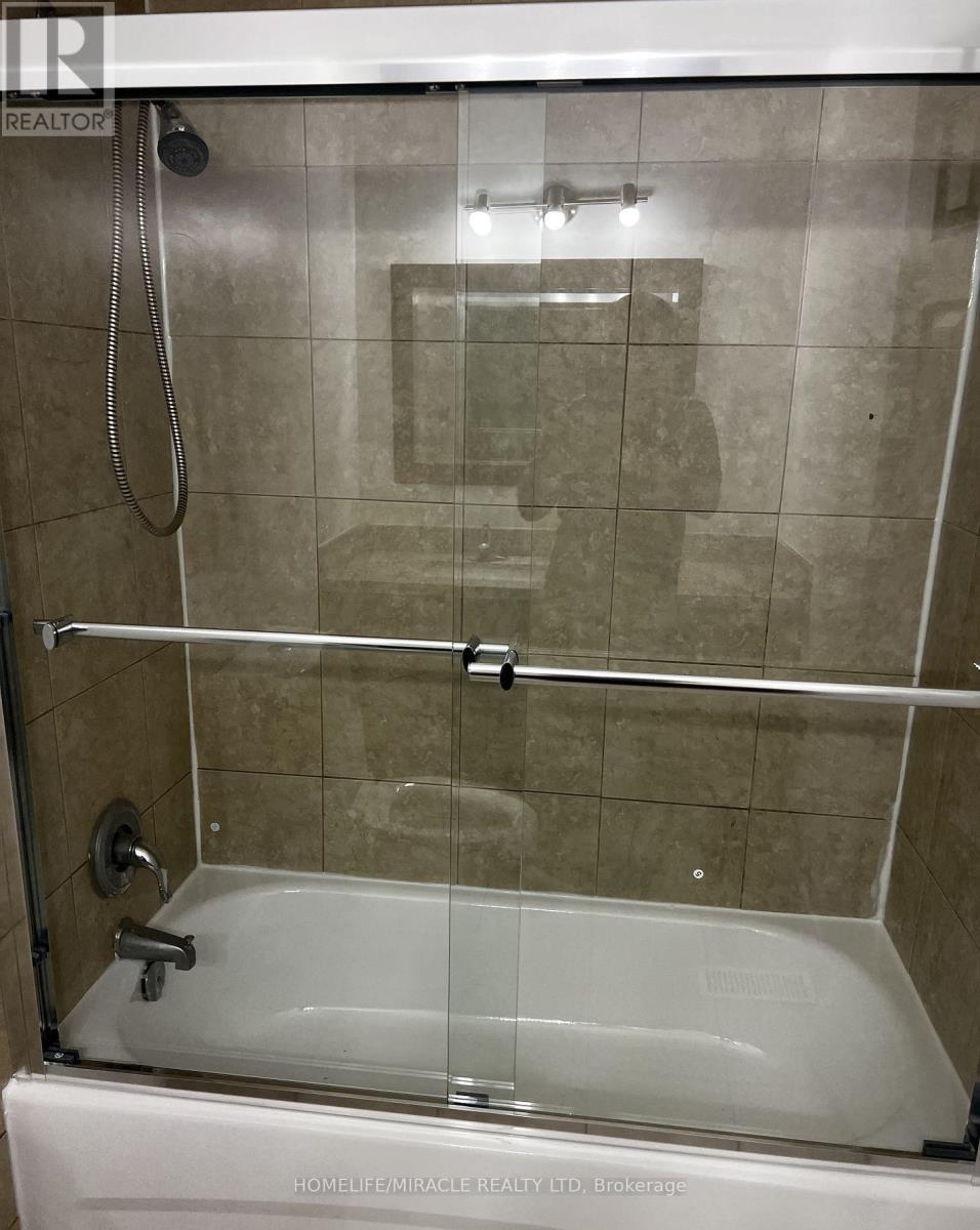 3453 Oakglade Crescent, Mississauga, ON - Indoor Photo Showing Bathroom