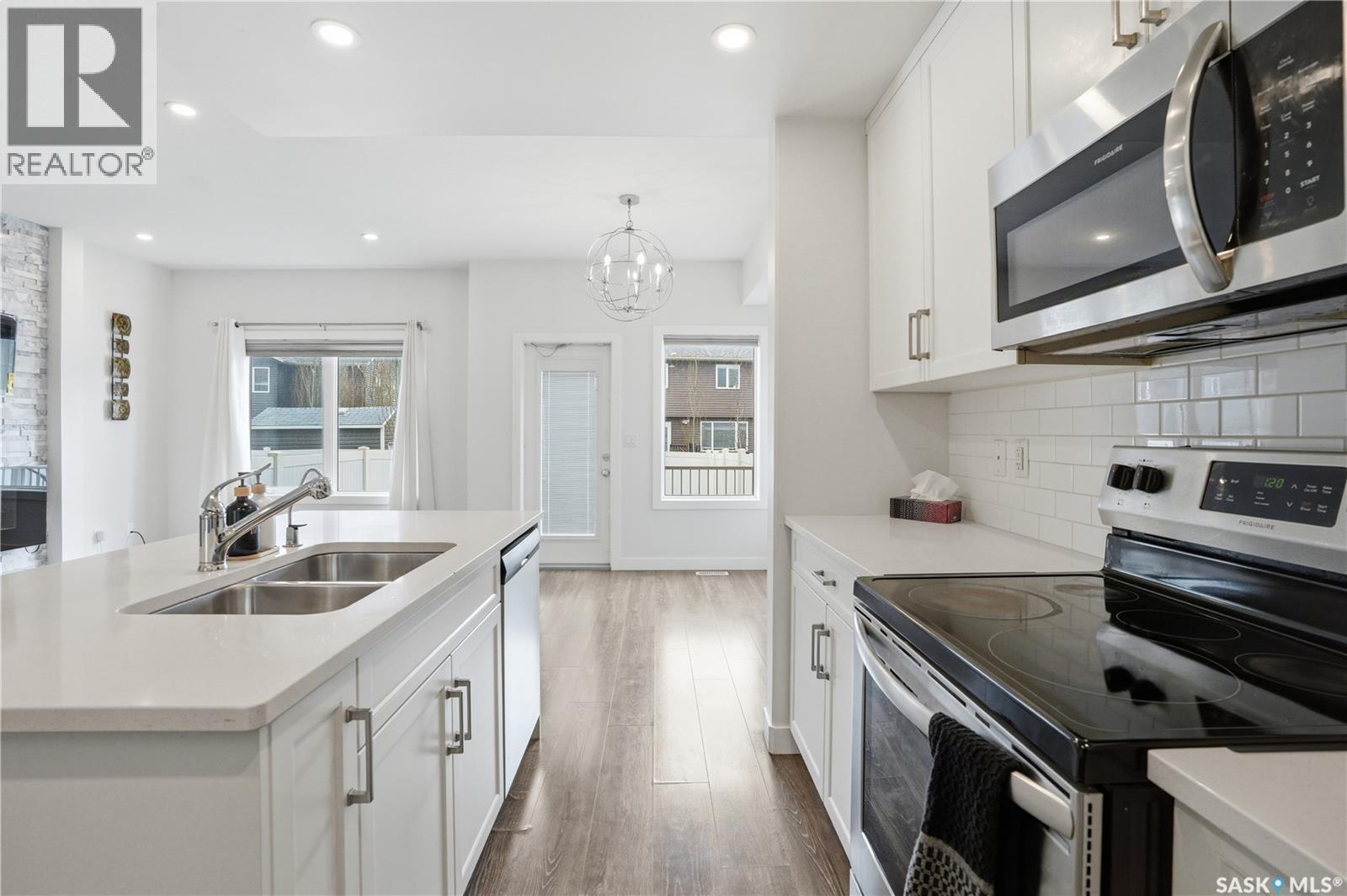 234 Brighton Gate, Saskatoon, SK - Indoor Photo Showing Kitchen With Double Sink With Upgraded Kitchen