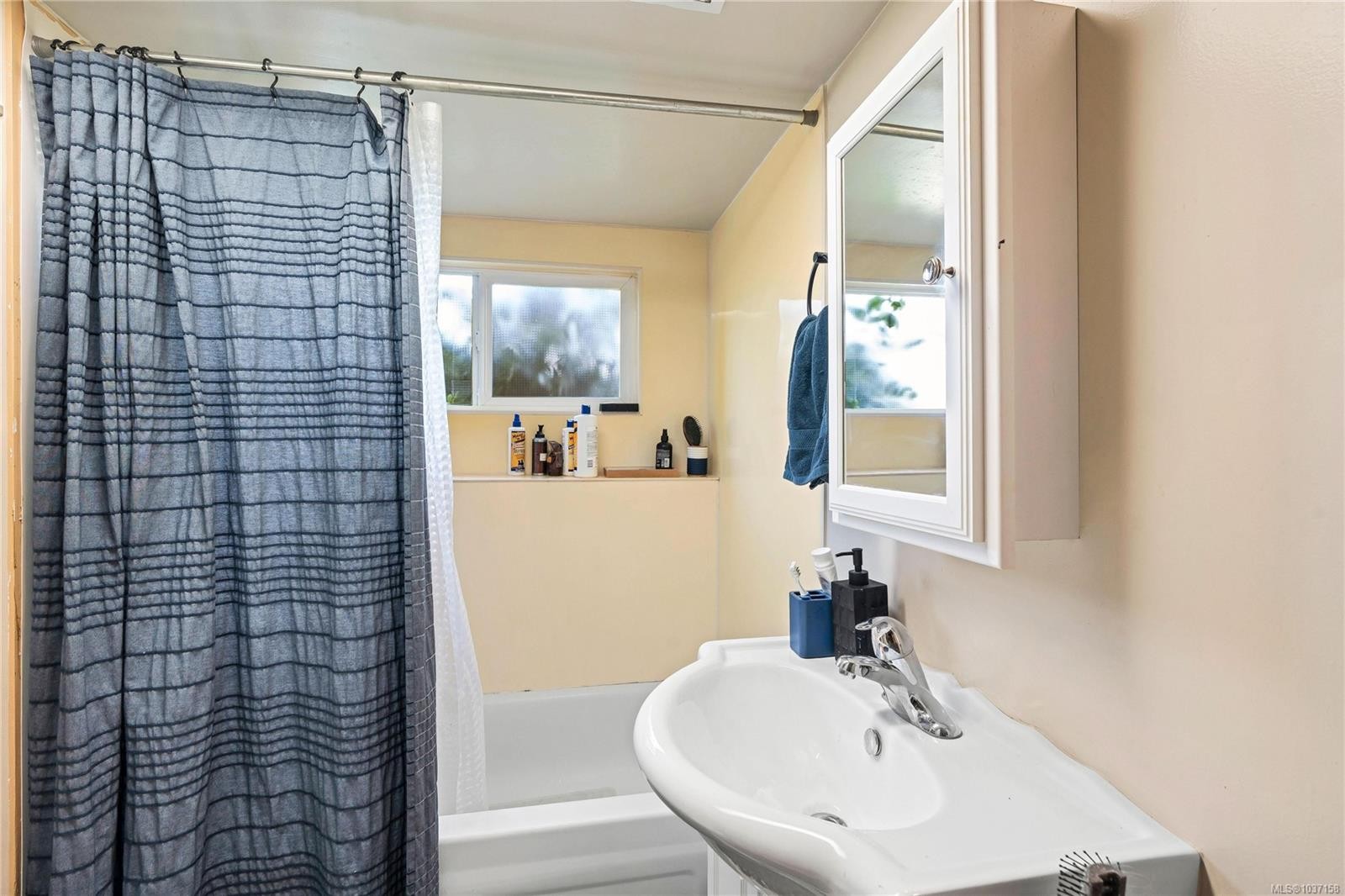 565 Baker St, Saanich, BC